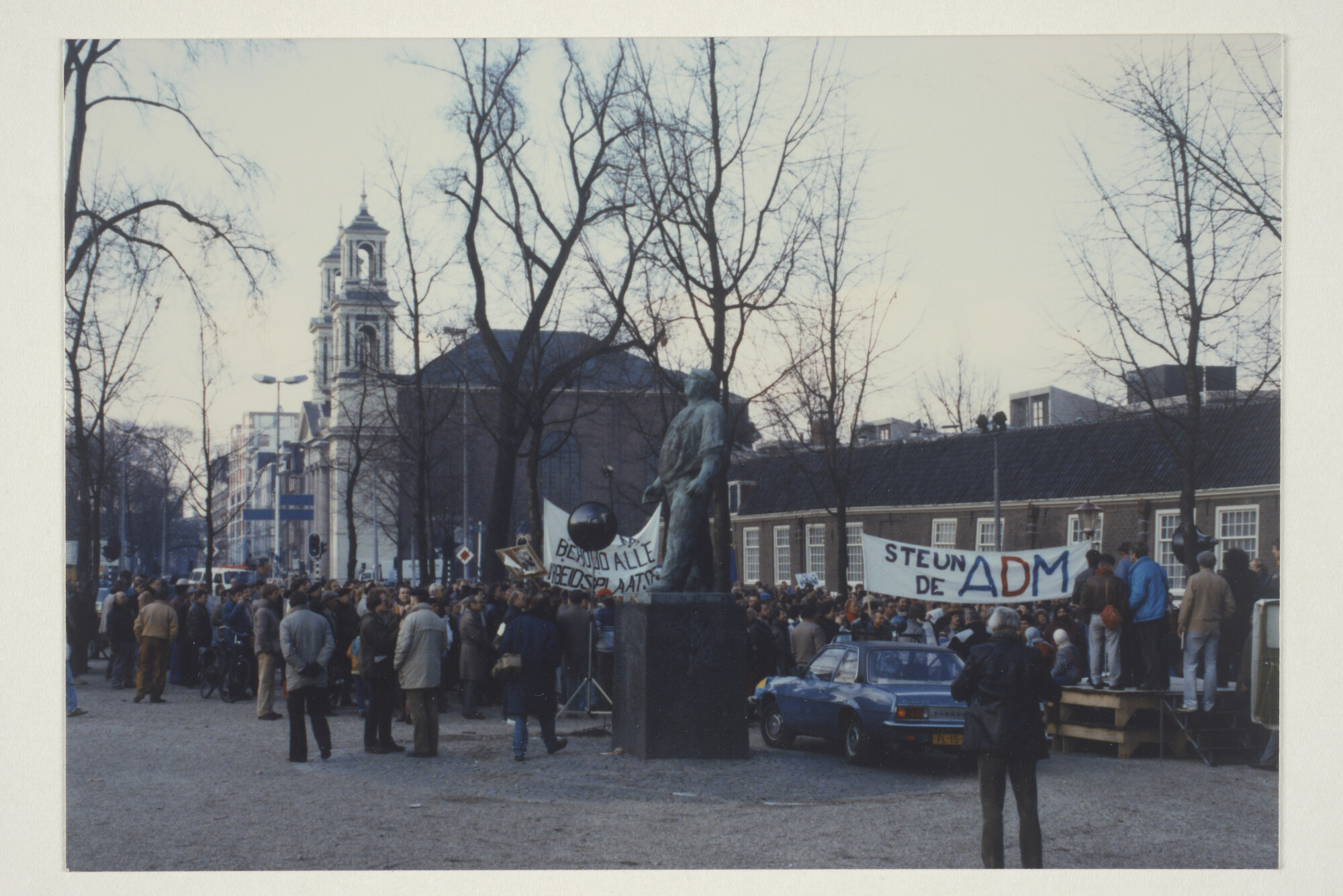 1999.3933; 'Volwaardige werf in Amsterdam': Kleurenfoto's van protesterende ADM-ers bij de Dokwerker en op het Rokin voor het houden van de scheepbouw in Amsterdam [...]; fotoreportage