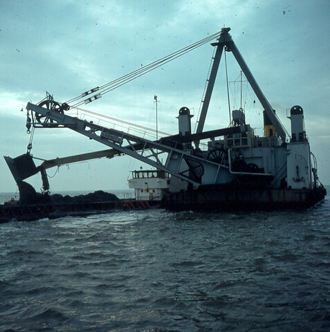 S.9100(1023); De Franse zandzuiger Kala-Nag in actie tijdens de uitbreiding van de pieren van IJmuiden; diapositief