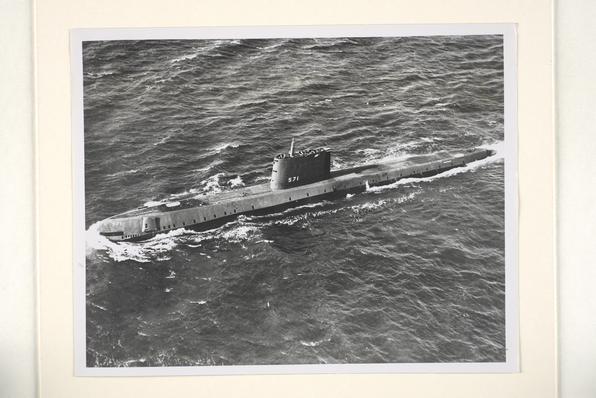 1995.1702; Een luchtfoto van de atoomonderzeeboot USS 'Nautilus' (SSN 571); foto