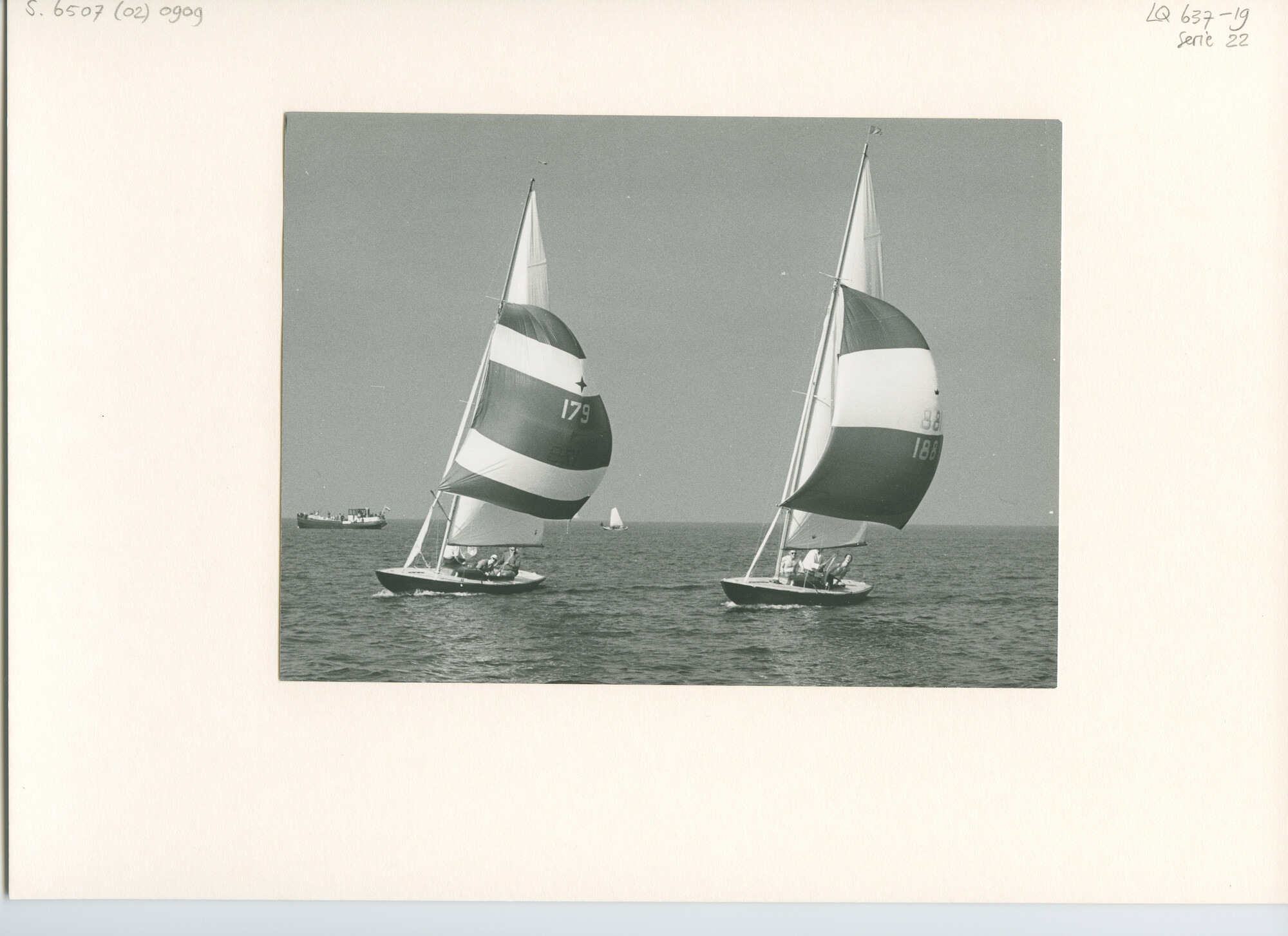 S.6507(02)0909.02; Zwart-wit foto van het Nederlands Kampioenschap 1963 in de Drakenklasse op het IJsselmeer voor Medemblik; foto