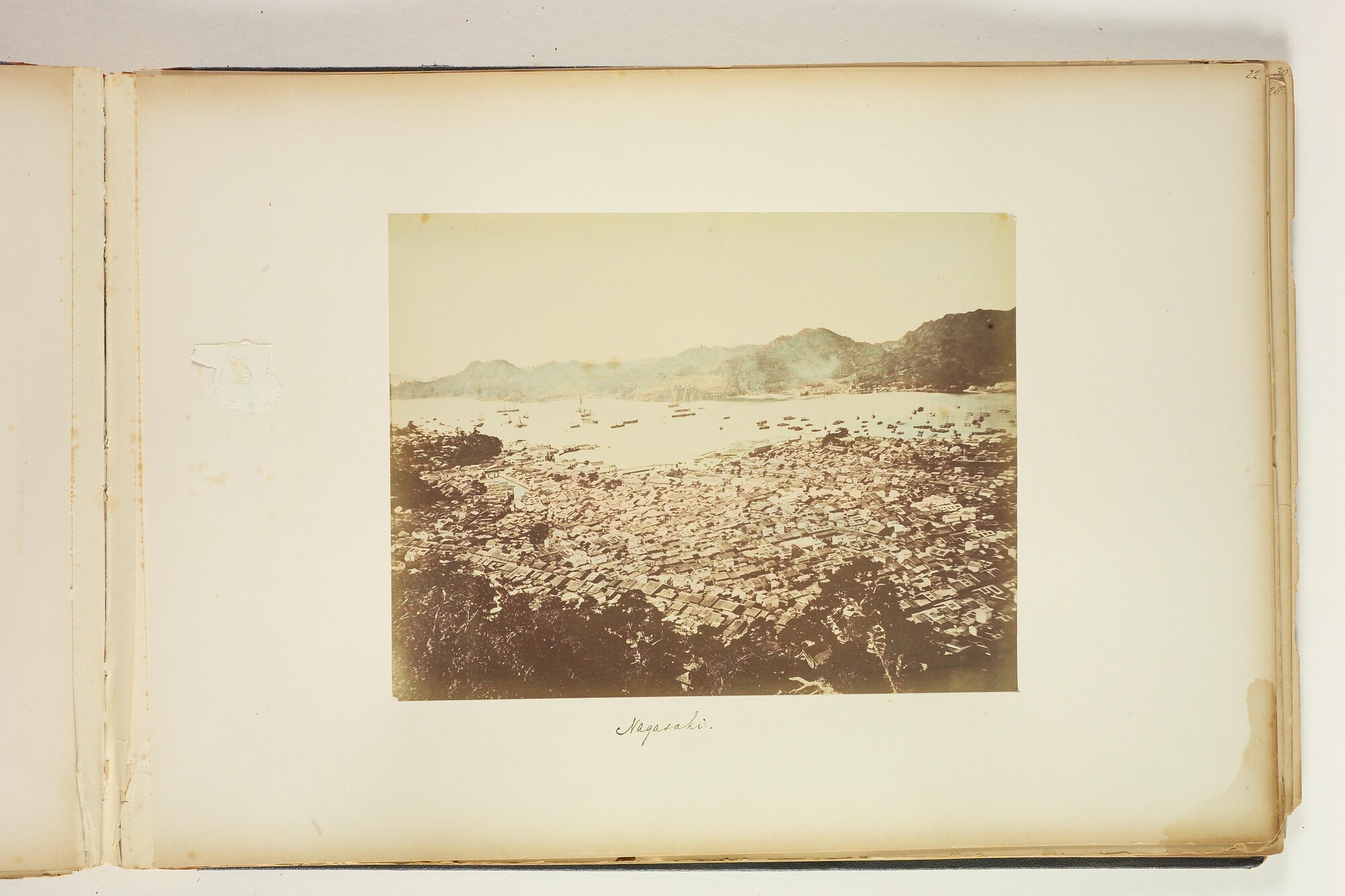 1994.2027; Album nr.4 van Hendrik de Booy met foto's, prenten en documenten van Japan; fotoalbum