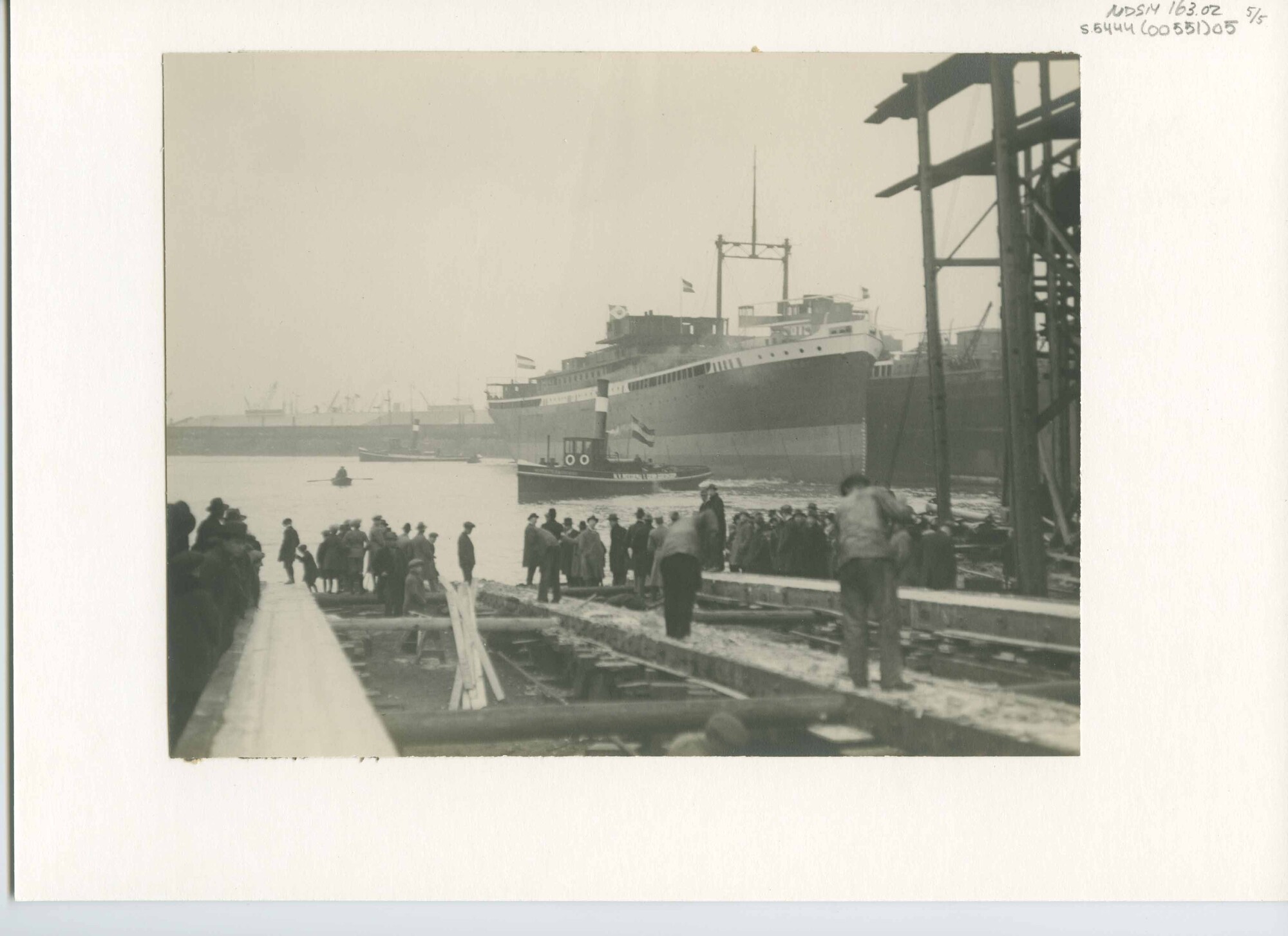 S.5444(0551)5; Foto van de tewaterlating van het vracht-passagiersschip ss. Swartenhondt; foto