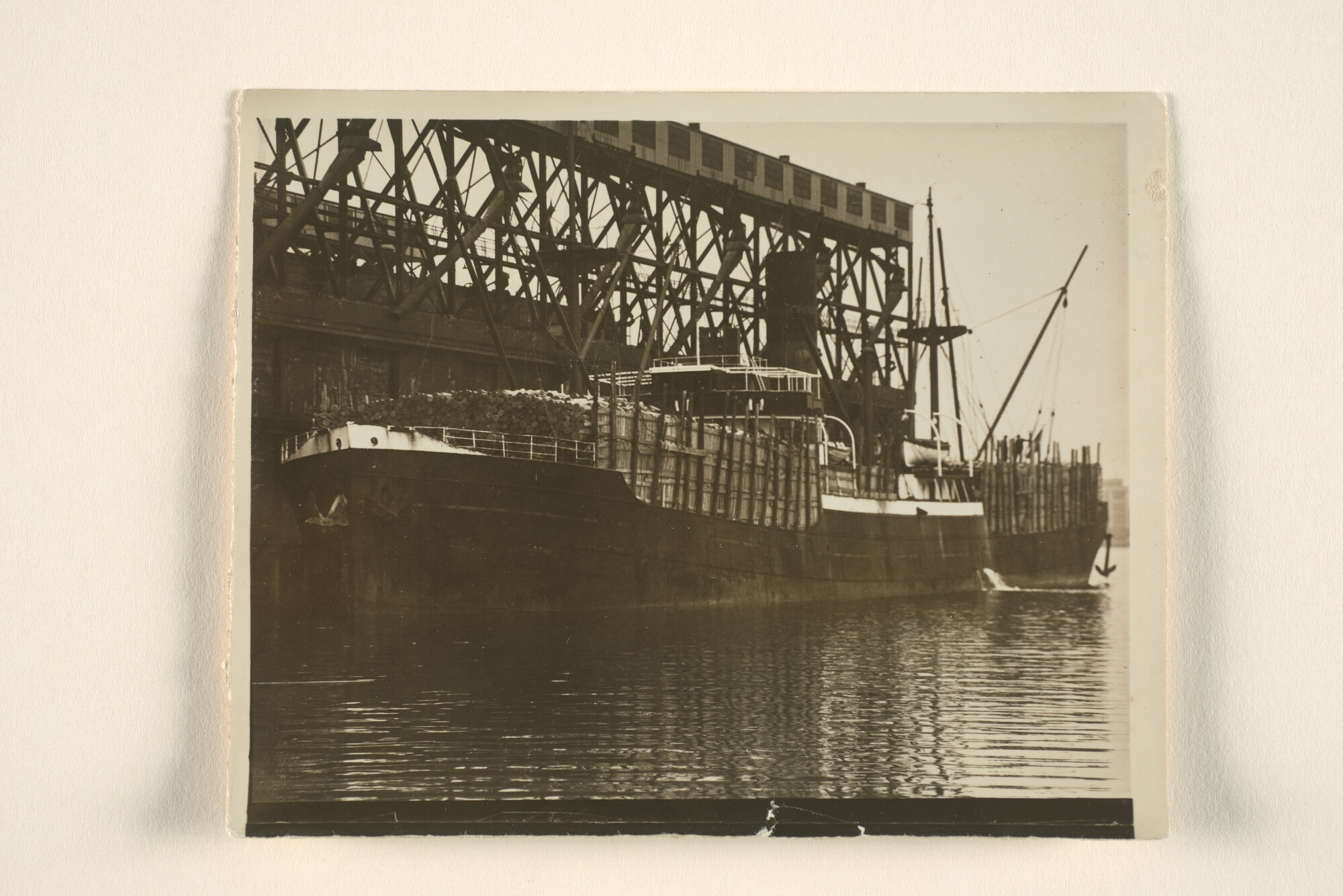 1996.0542; Foto's van het vrachtschip ss. 'Ootmarsum' van de Stoomvaart Maatschappij 'Oostzee' ligt afgemeerd in de haven van Baltimore, oktober 1934; fotoreportage