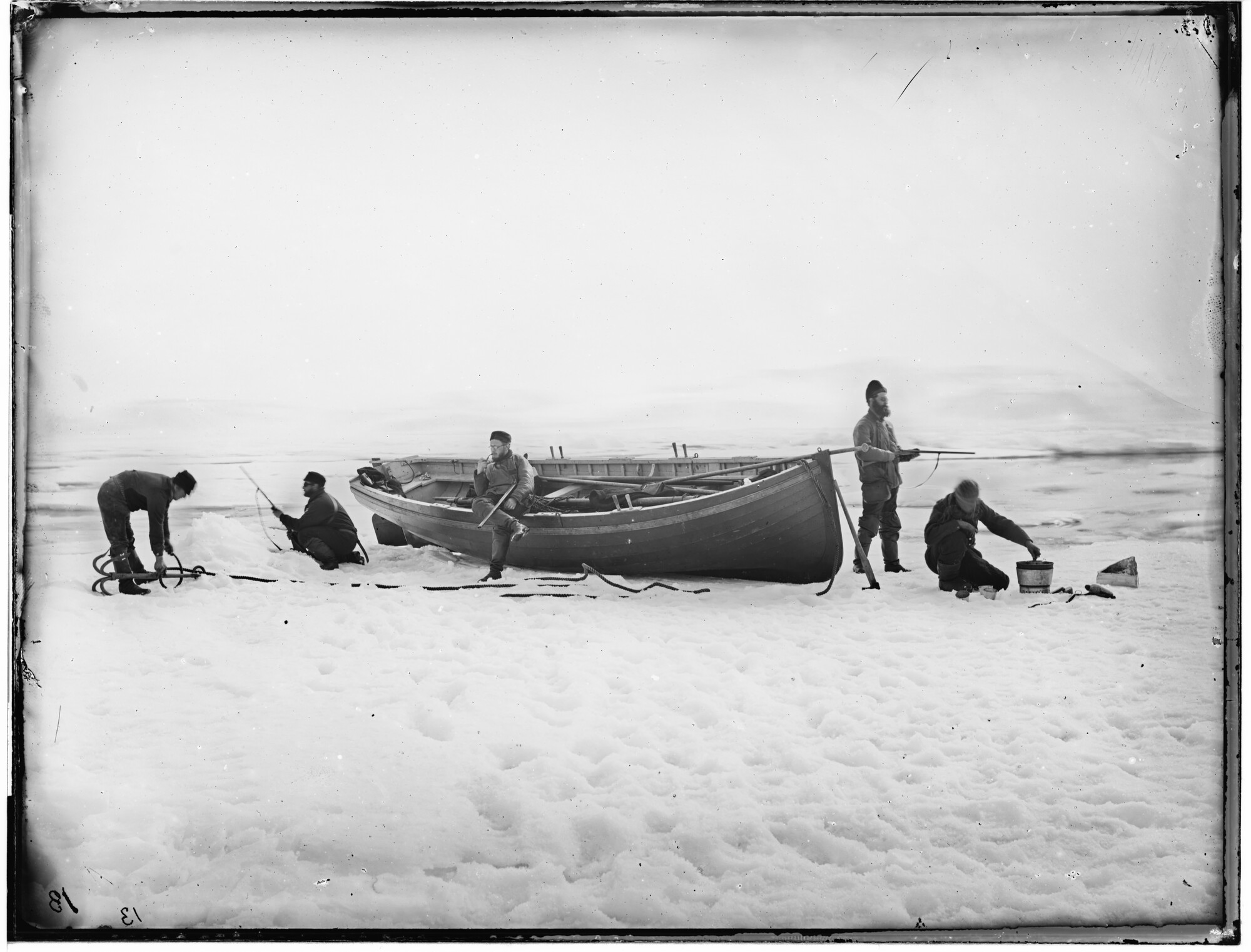 S.0101(14); Tocht met de boot op een IJsveld bij den Vlakken Hoek. Noordkust van Spitsbergen; negatief