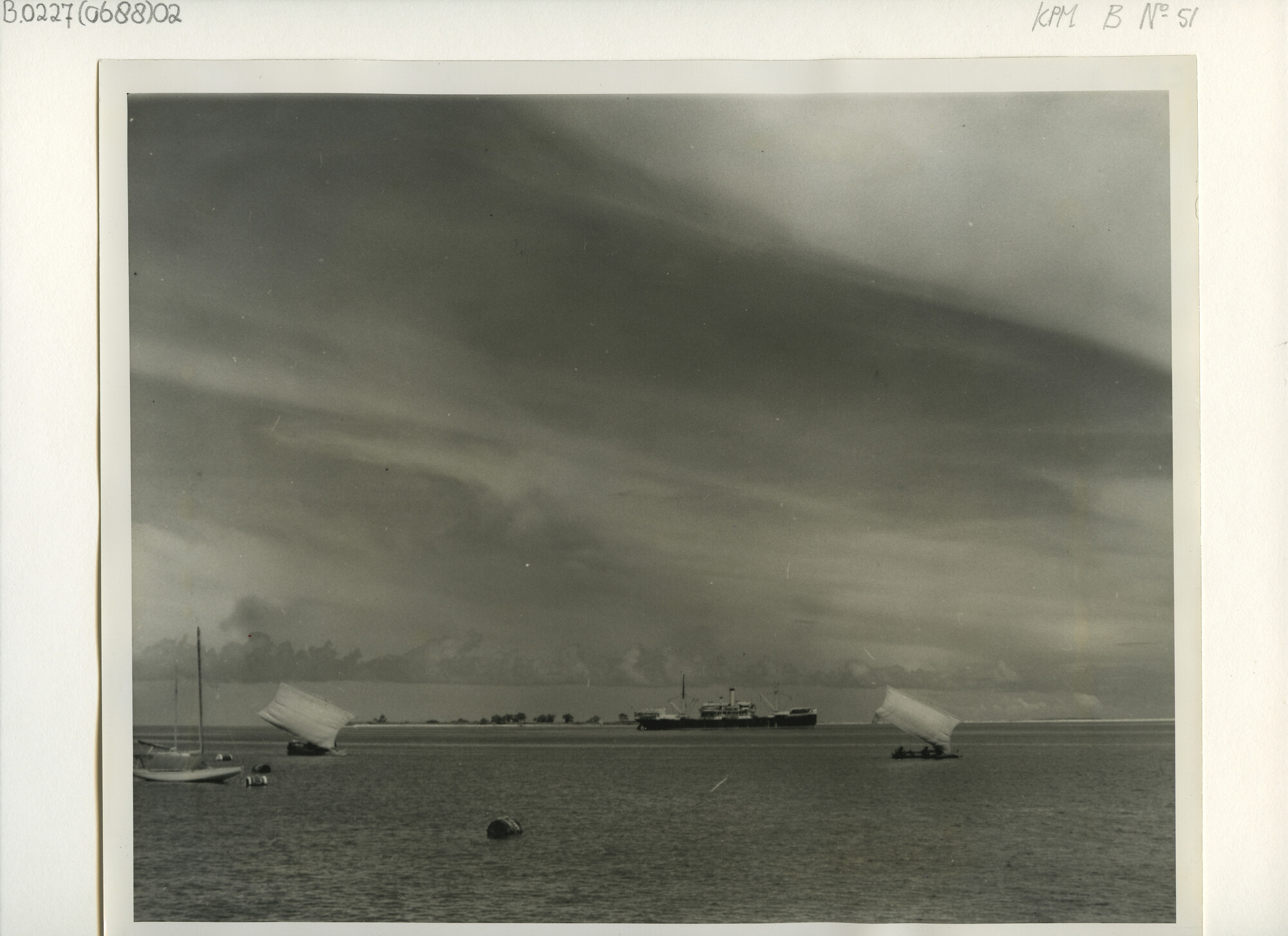 B.0227(0688)02; Een KPM-schip op de rede van Makassar; foto