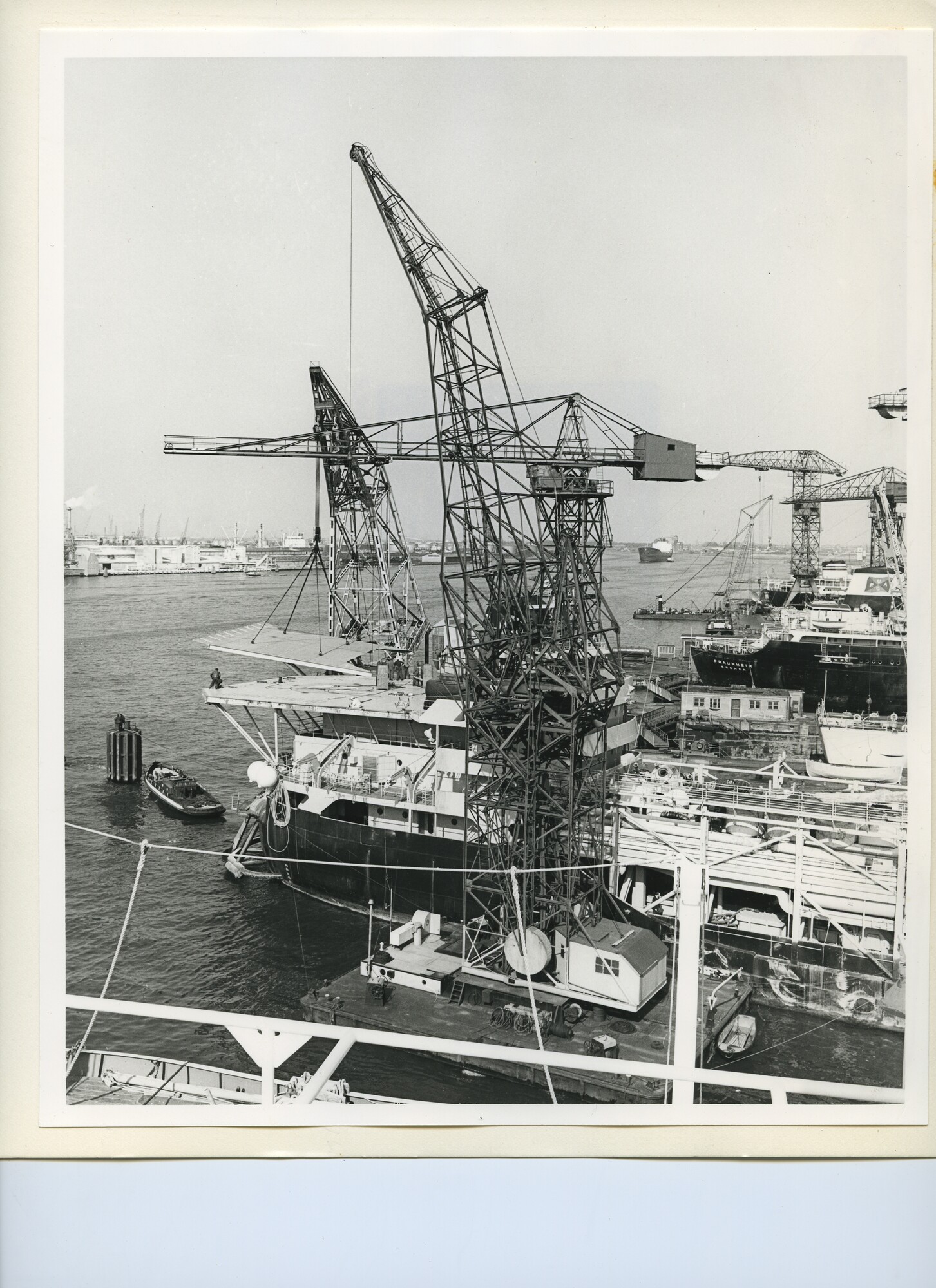 S.5444(4887)03; Foto van het aanbrengen van een helikopterdek op en het schoonmaken van de huid van de Glomar Grand Isle bij de NDSM; foto