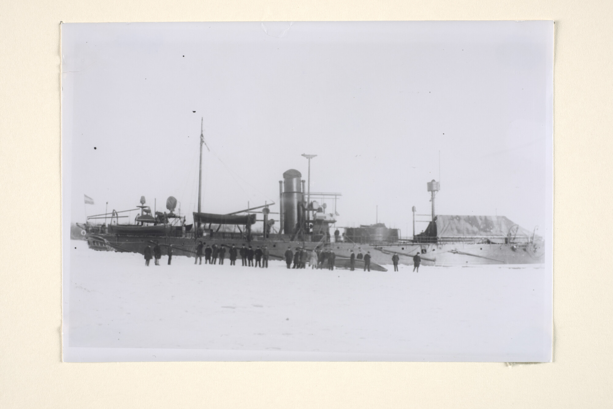 1994.7153; Het pantserschip Hr.Ms. 'Guinea' (aanvankelijk ramschip Hr.Ms. 'Matador'), vast zittend in het ijs in de winter van 1890 - 1891 te Amsterdam; foto