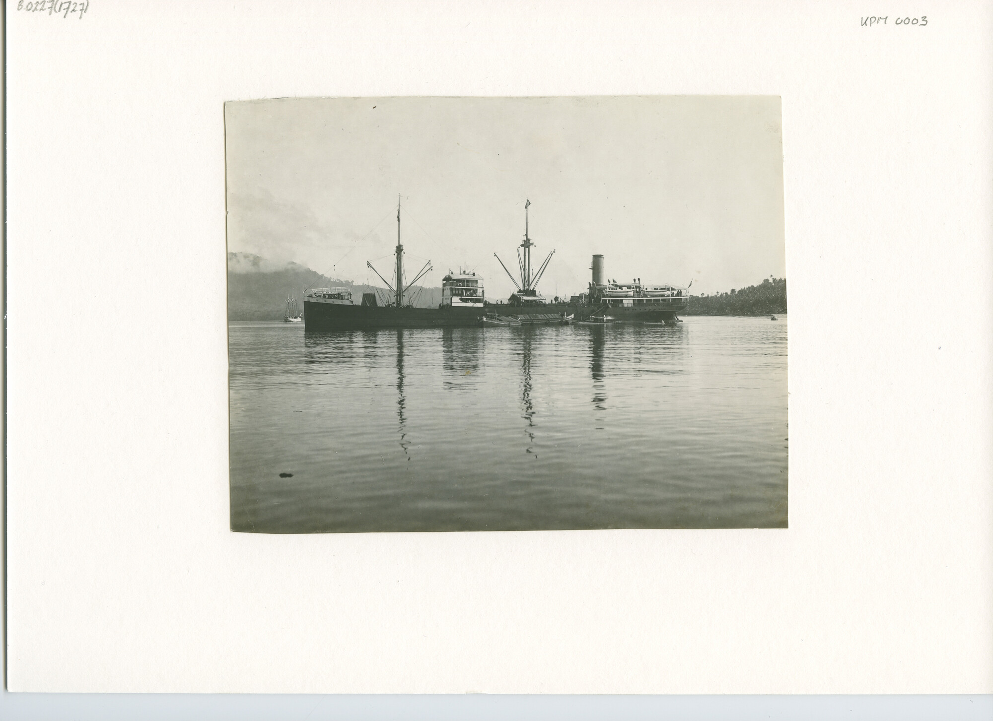 B.0227(1727); Foto van het vrachtschip ss. Bantam van de KPM liggende in een Indische baai; foto