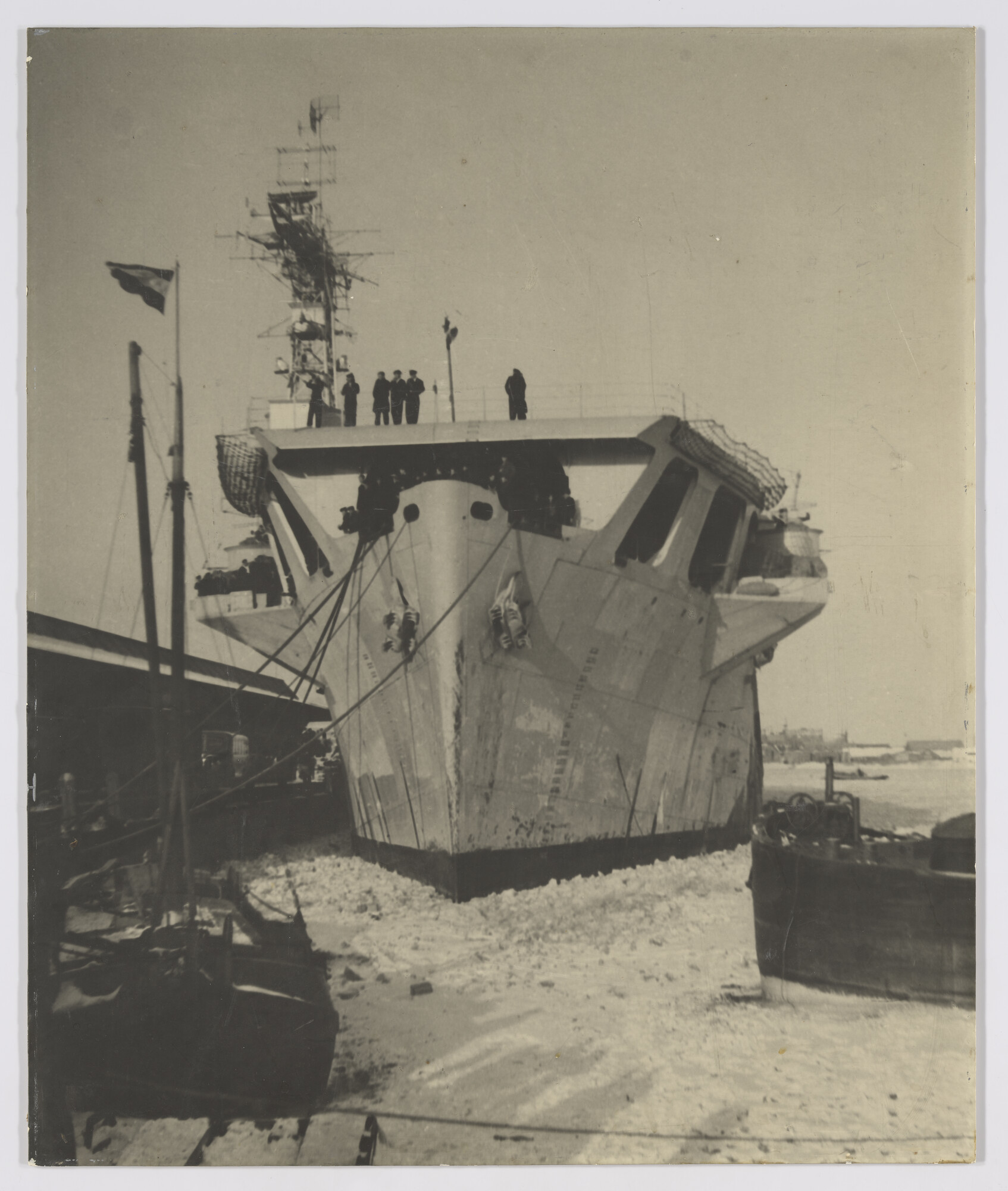 S.5232(28)01; Het vliegkampschip Hr.Ms. Karel Doorman in de haven van Den Helder; foto