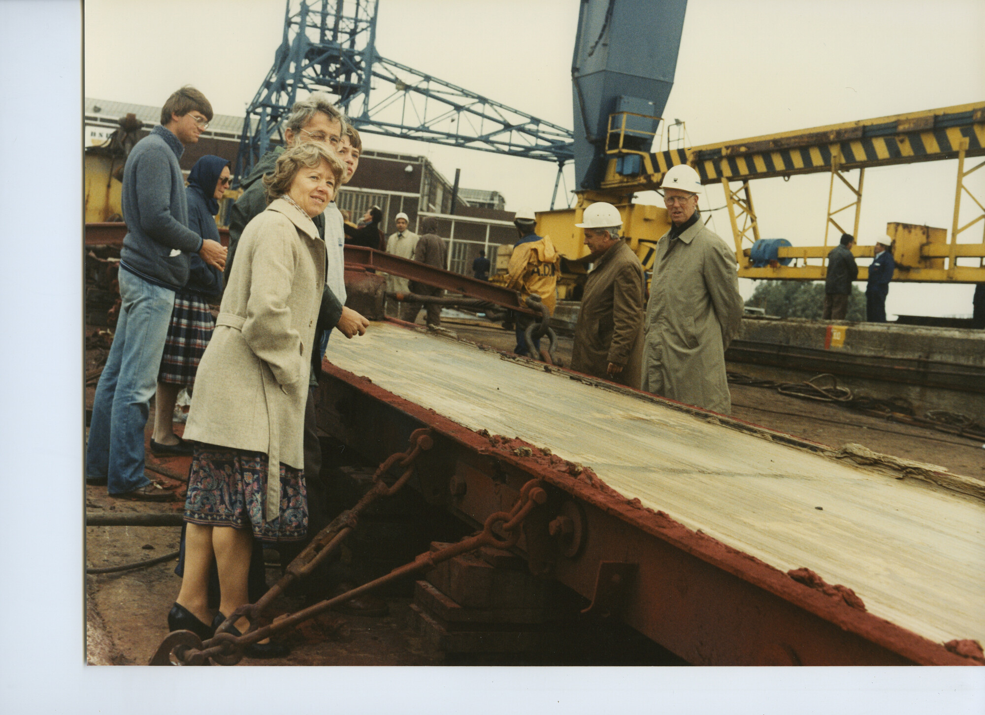 S.5444(00010)15; Foto van de plaatsing van een tussensectie bij het koelschip ms. 'Jan Willem'; foto