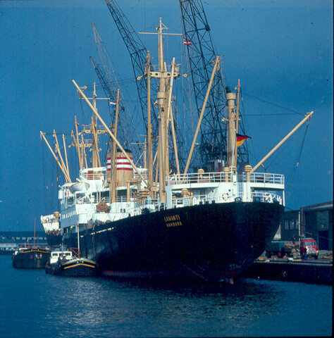 S.9100(4503); Dia van het vrachtschip ms. 'Lawanti' van de 'Nederland'se Stoomvaart Maatschappij Oceaan afmeerd bij Müller & Co; diapositief