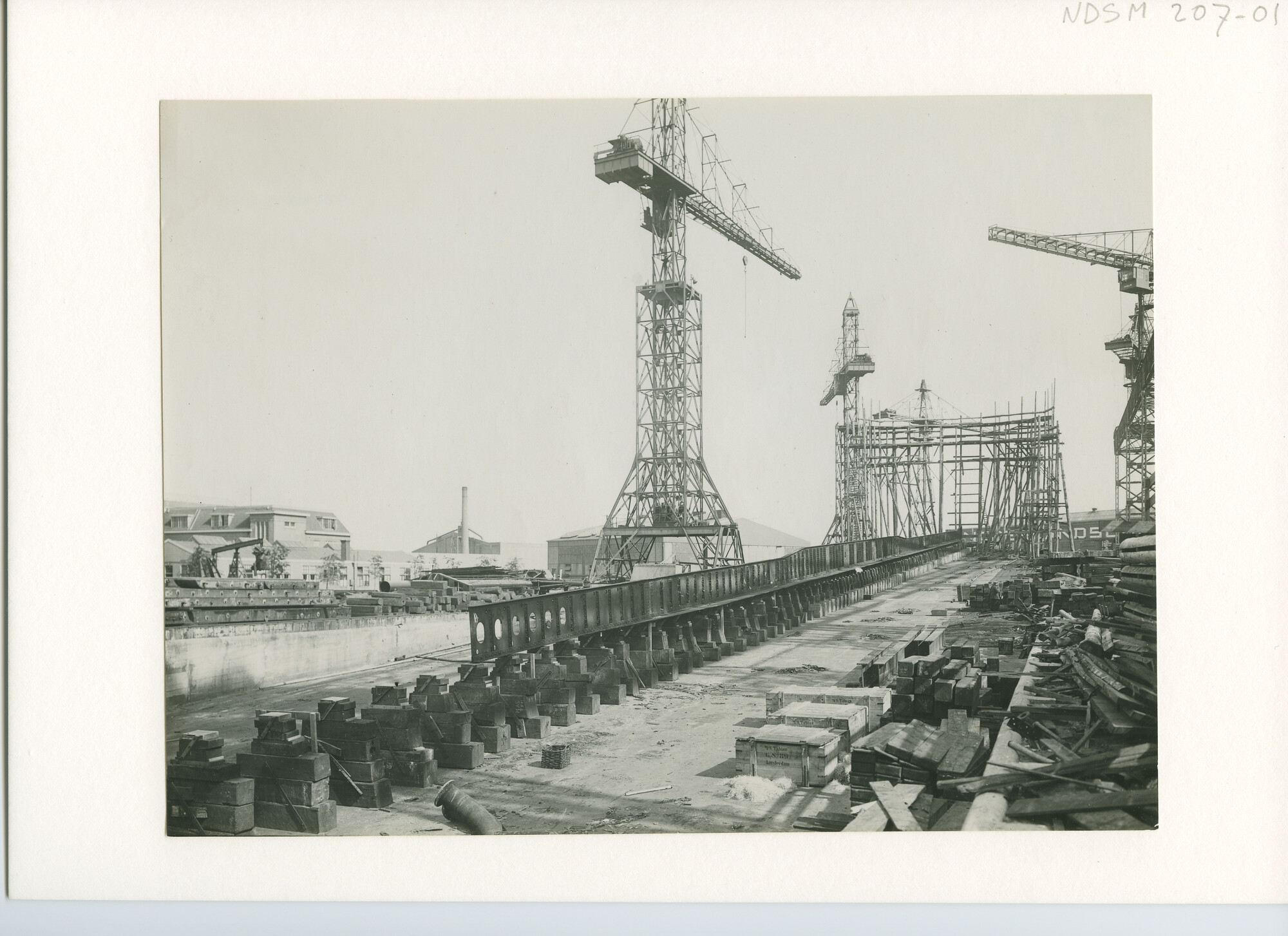 S.5444(0863); Foto van het vrachtschip ms. Tajandoen in aanbouw bij de NSM; foto