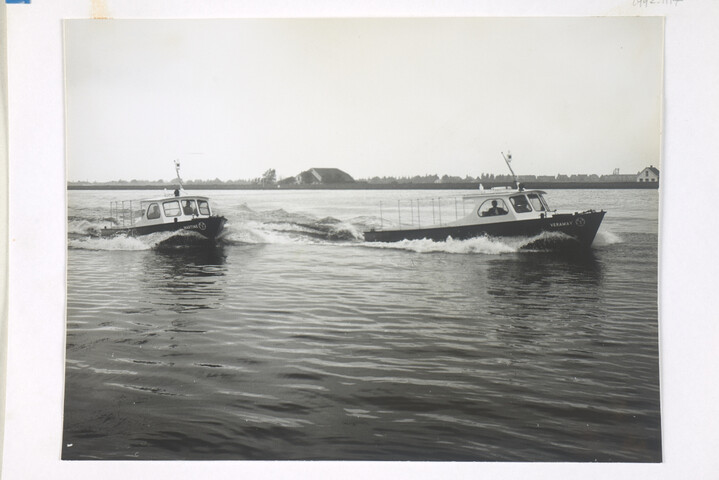 1992.1117; De motorbootjes 'Martine' en 'Veramay', tijdens de proefvaart; foto