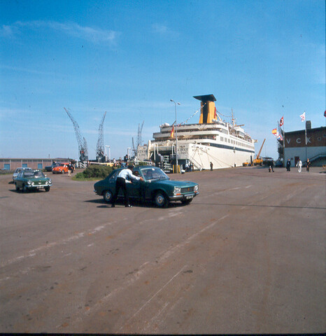 S.9100(6958); Dia van het Spaanse passagiersschip ms. 'Monte Toledo' van Naviera Aznar afgemmerd bij de VCK Ferry Terminal aan de Coenhaven [...]; diapositief