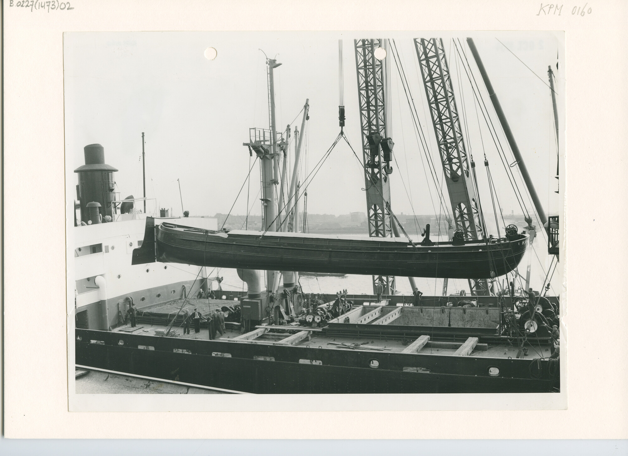 B.0227(1473)02; Het aan boord hijsen van overcomplete Nederlandse binnenschepen aan boord van een KPM-schip in de haven van Rotterdam [...]; foto