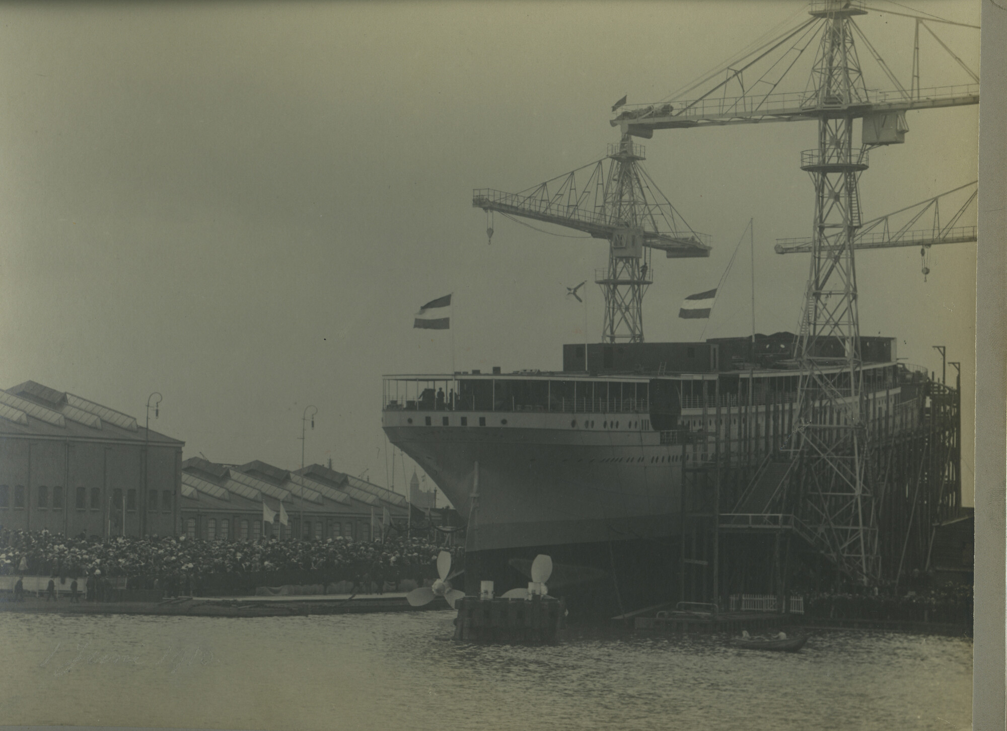 S.5444(00271)02; Foto van de tewaterlating van het mailschip ss. 'Prinses Juliana' van de SMN; foto