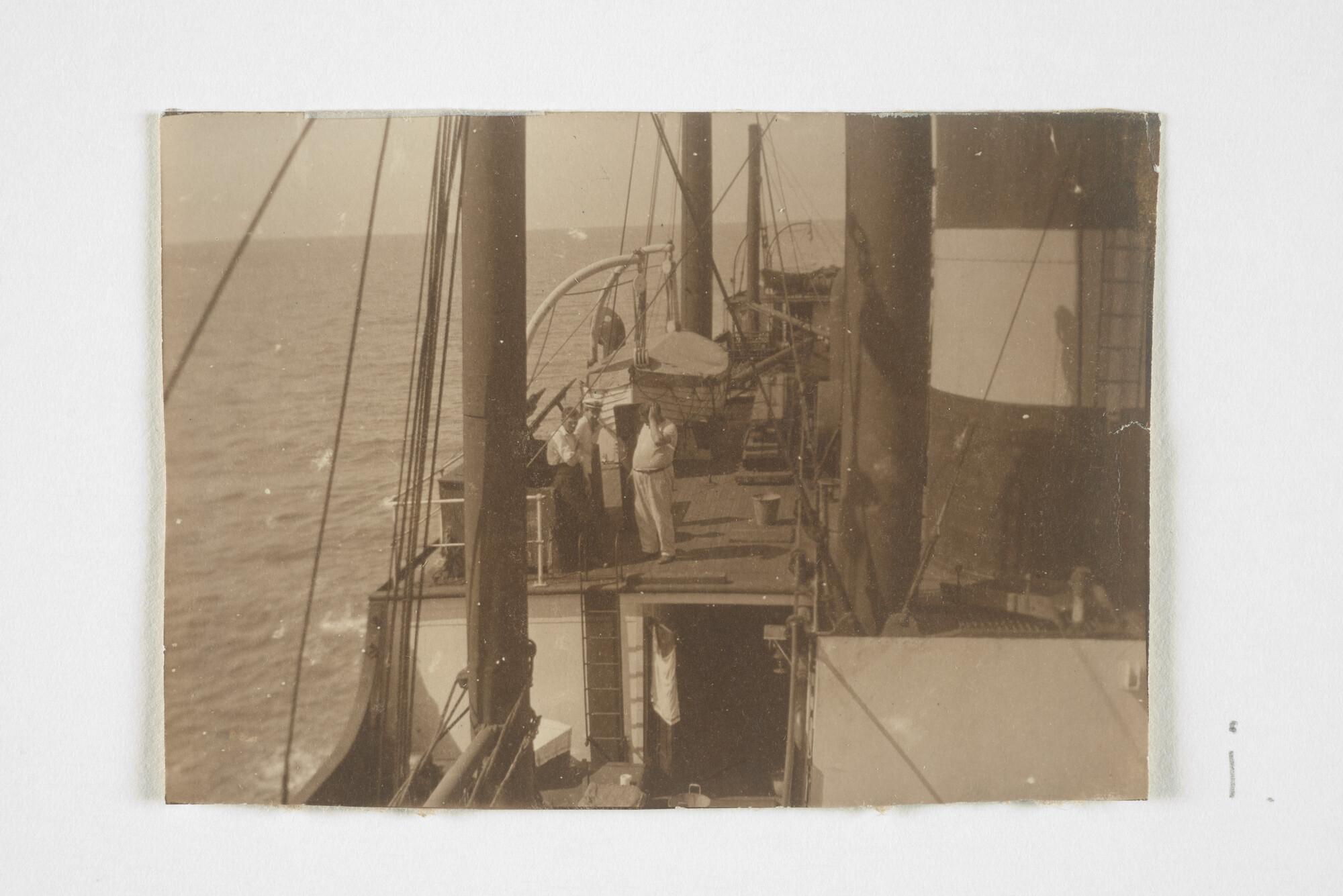 S.5432(02)25; Portretten van opvarenden gemaakt aan boord van het vrachtschip ss. Hermes van de KNSM; fotoreportage