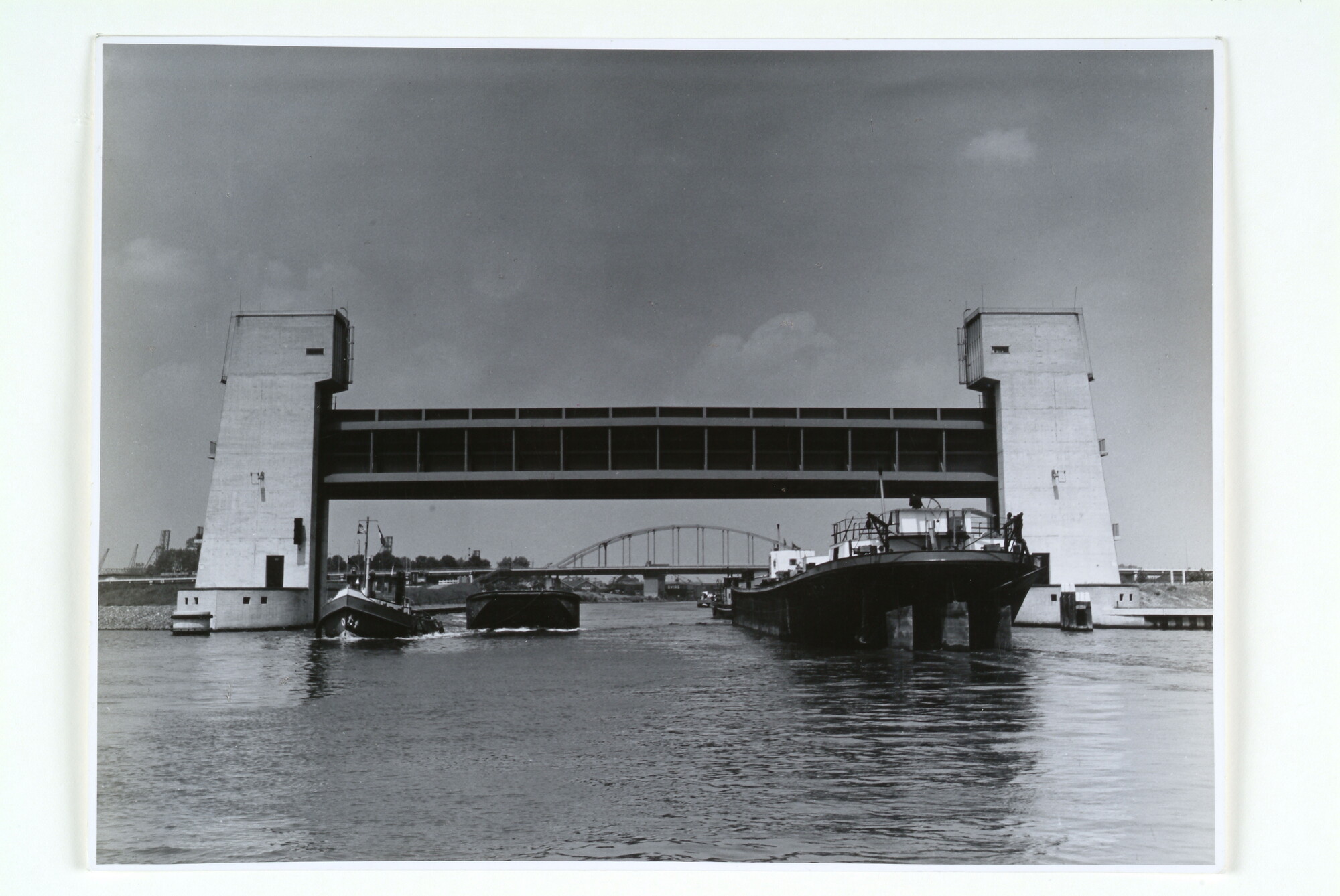 1998.0191; De keersluis bij Zeeburg in het Amsterdam-Rijnkanaal, juni 1960; foto