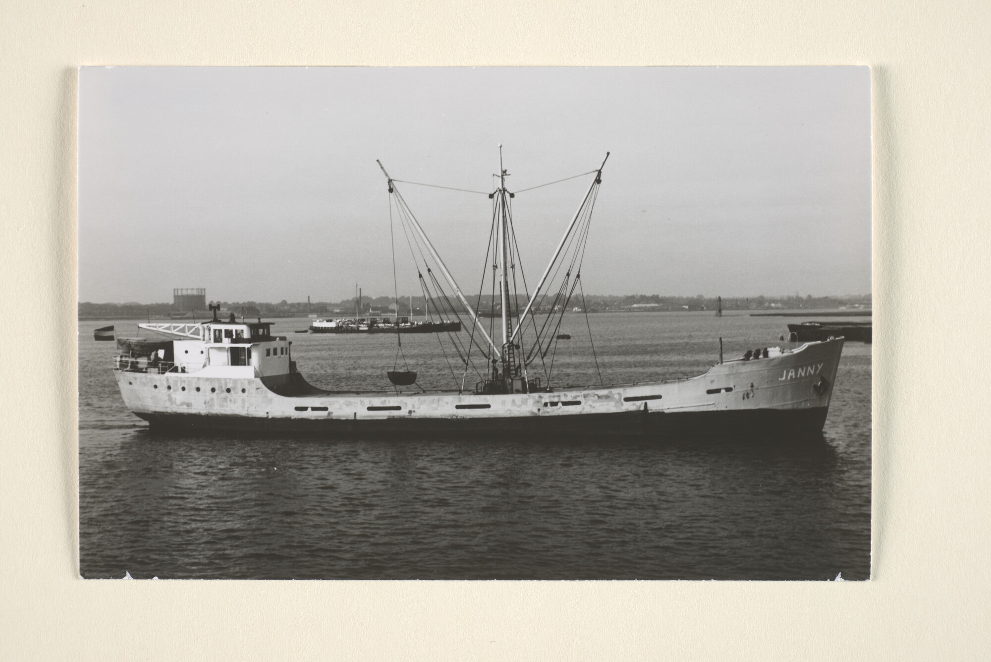 1996.2176; De coaster ms. Janny (ex- Jaga) van H. Borgers en G. Bos uit Groningen [...]; foto