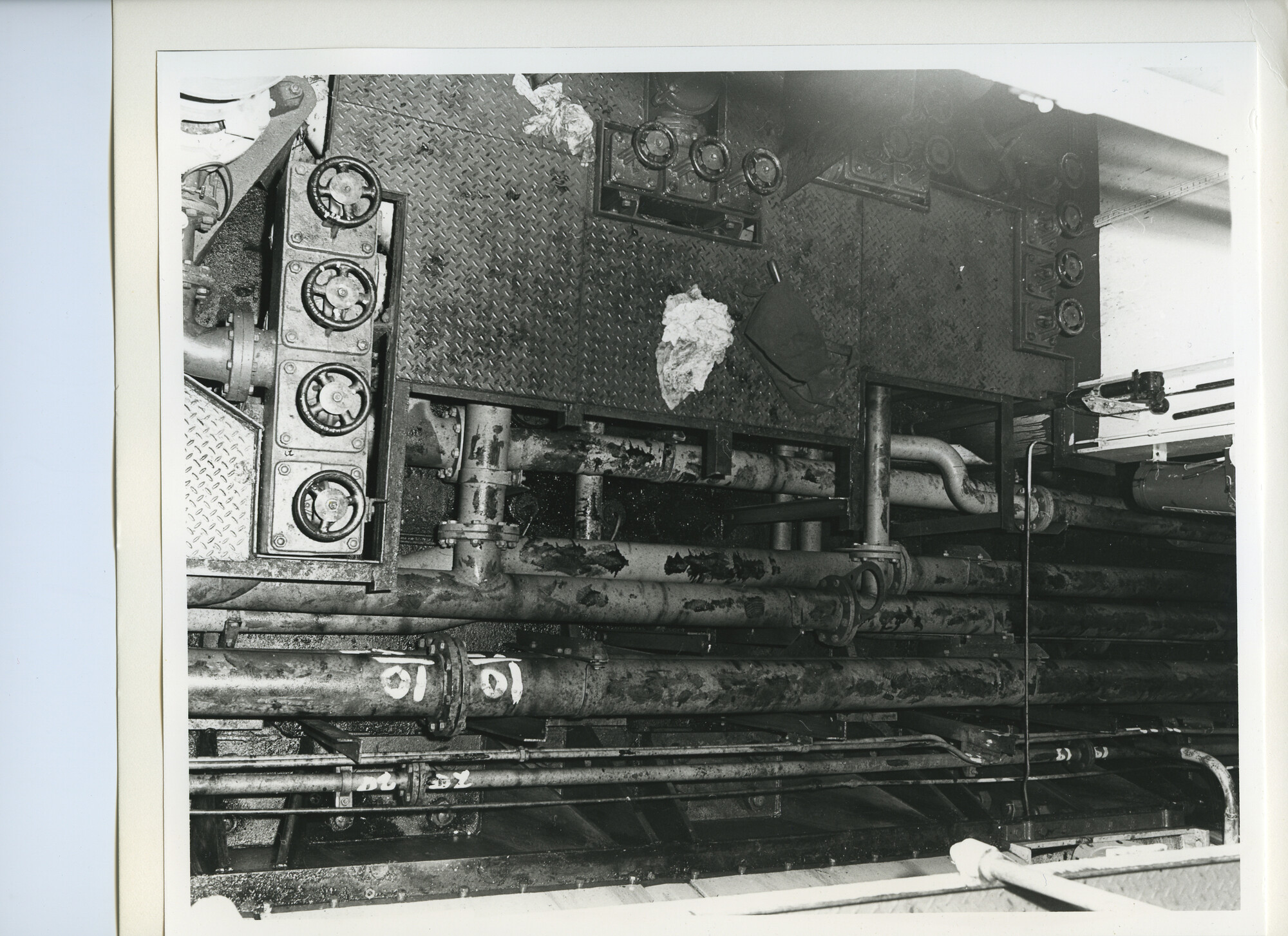 S.5444(5132)2; Situatiefoto van de toestand in de motorkamer van de Gausdal; foto