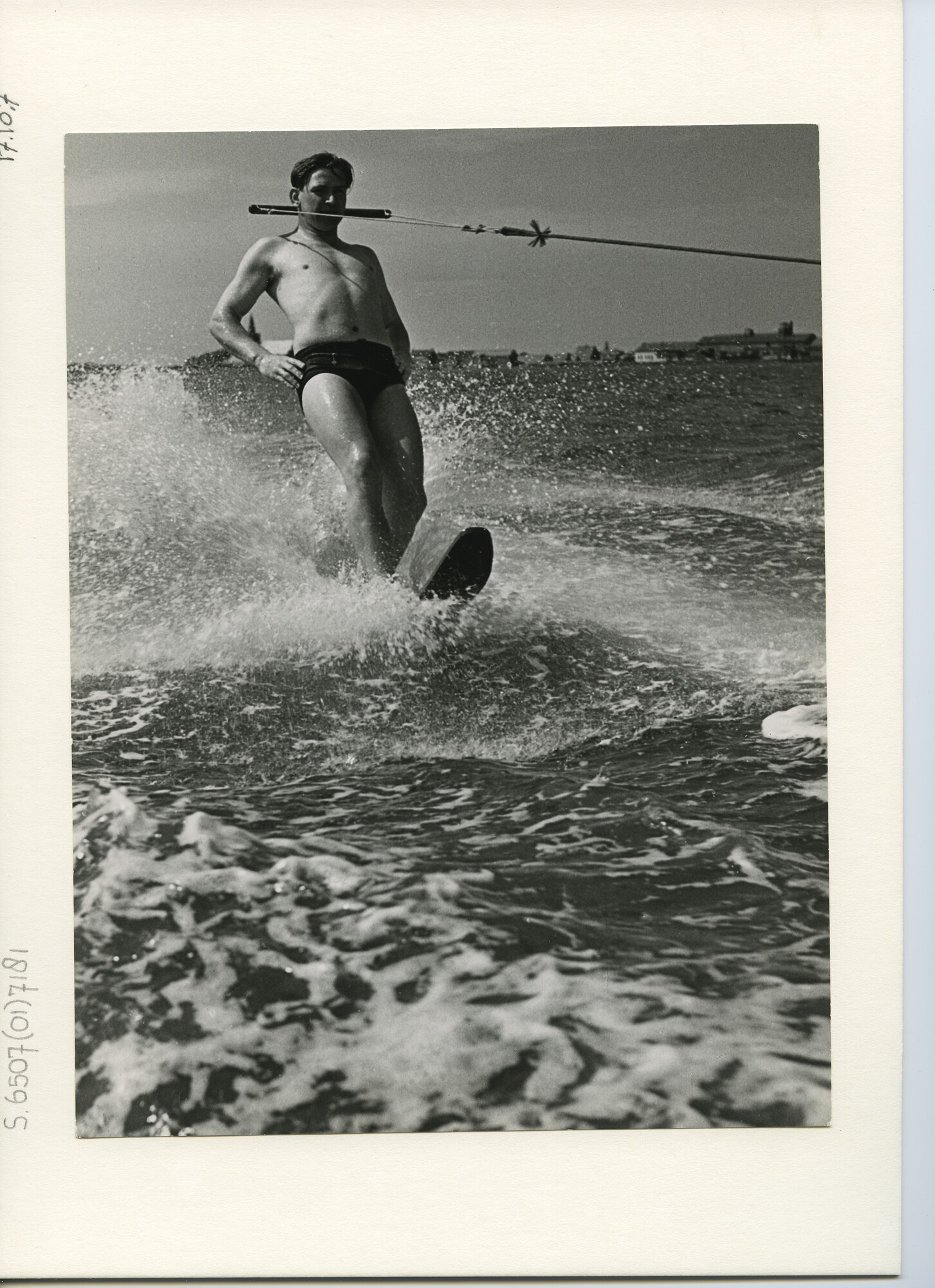 S.6507(01)7181; Foto van waterskiër die sleept aan tanden; foto