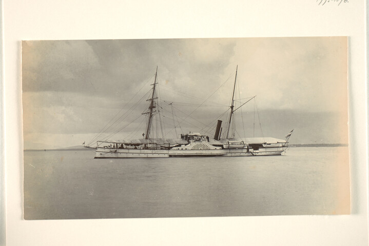 1995.1076; Het raderstoomschip 4e klasse Zr.Ms. 'Soembing', als stationsschip van de afdeling Z.O. Borneo, op de rede van Borneo; foto