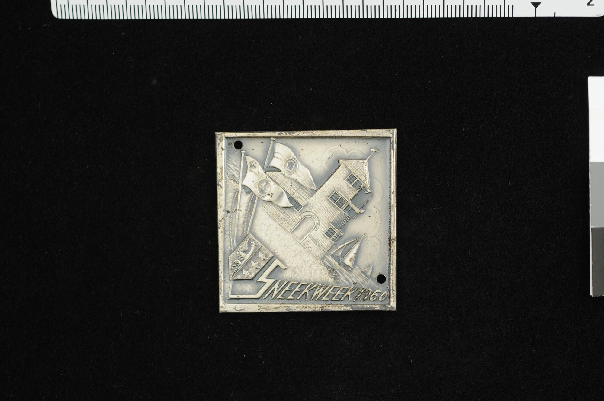 1995.8709; Ruitvormige plaquette door de KZVS en SZC uitgereikt als herinnering aan de Sneekweek, 1960; plaquette