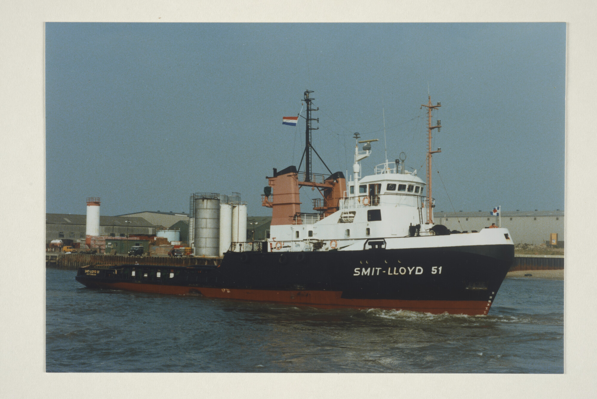 1997.4935; Kleurenfoto van het bergingsvaartuig 'Smit Lloyd 51' van Smit Lloyd BV; foto