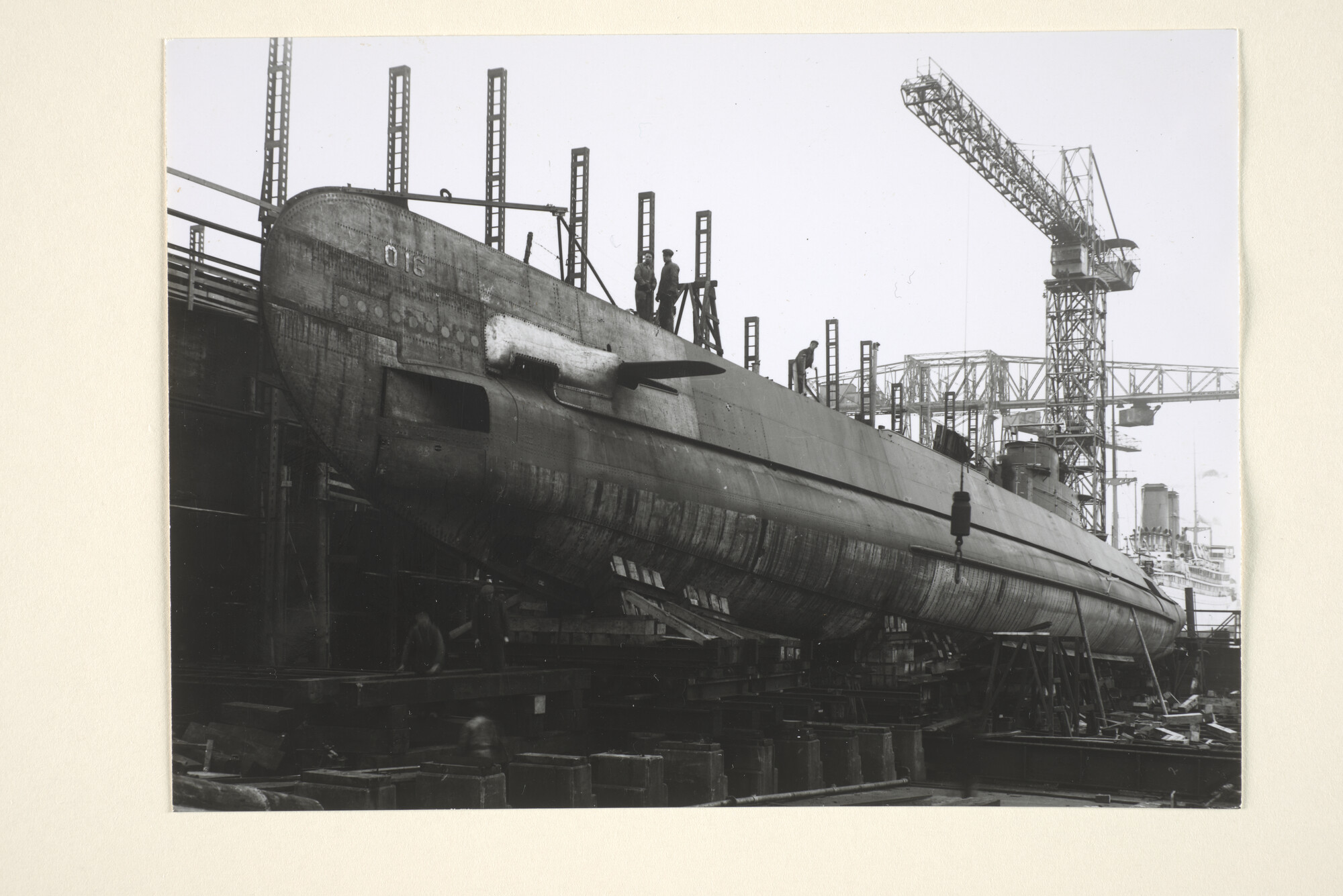 1994.7363; Reproductiefotos m.b.t. voorbereidingen voor de terwaterlating van de onderzeeboot Hr.Ms. O 16; fotoreportage