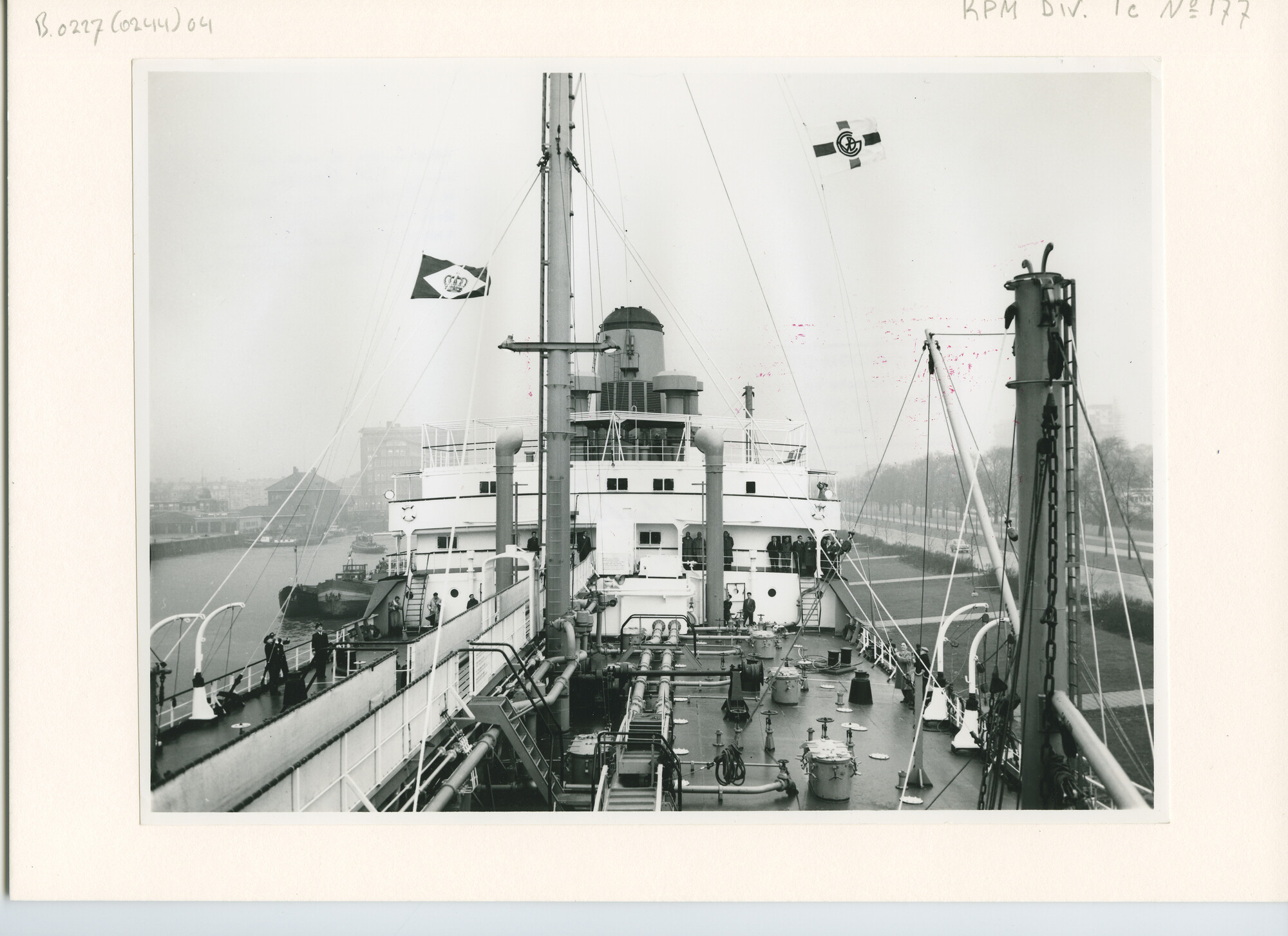 B.0227(0244)04; Foto van de overdracht van de turbine-tanker 'Munttoren'; foto