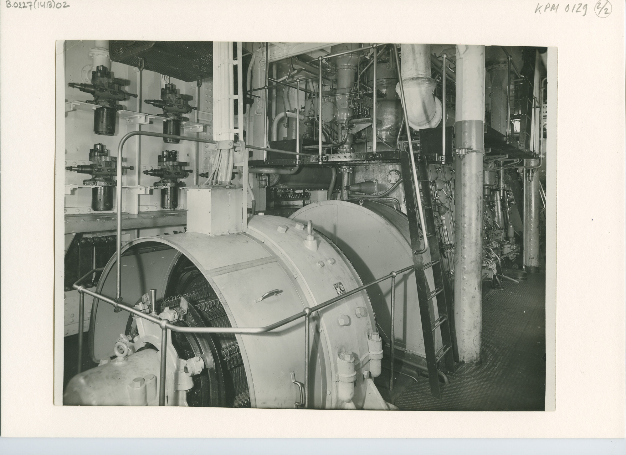 B.0227(1413)02; Interieurfoto van de machinekamer van ms. Van Heutsz ; foto