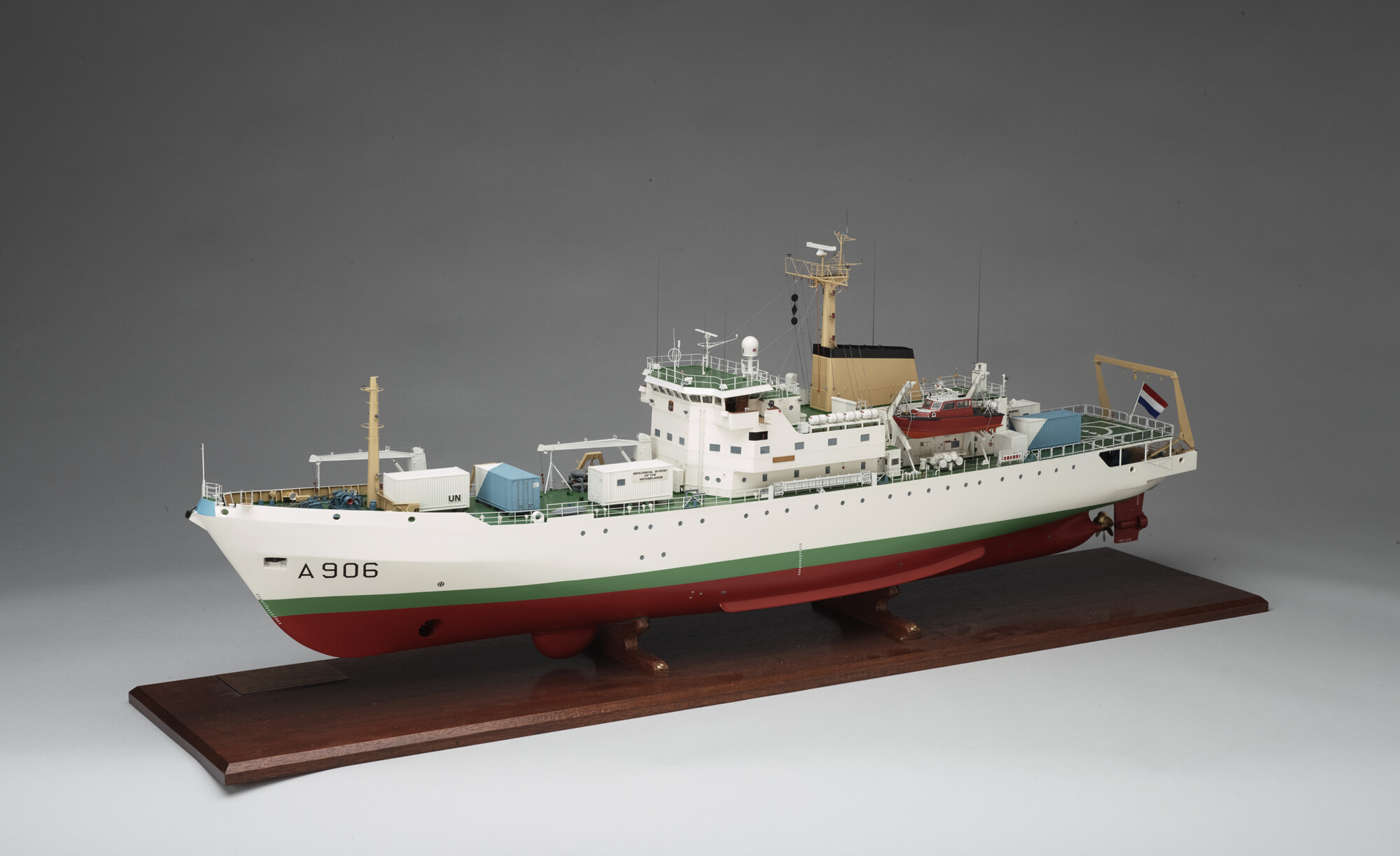 1999.0928; Model van het oceanografisch onderzoeksvaartuig Hr.Ms. Tydeman; scheepsmodel