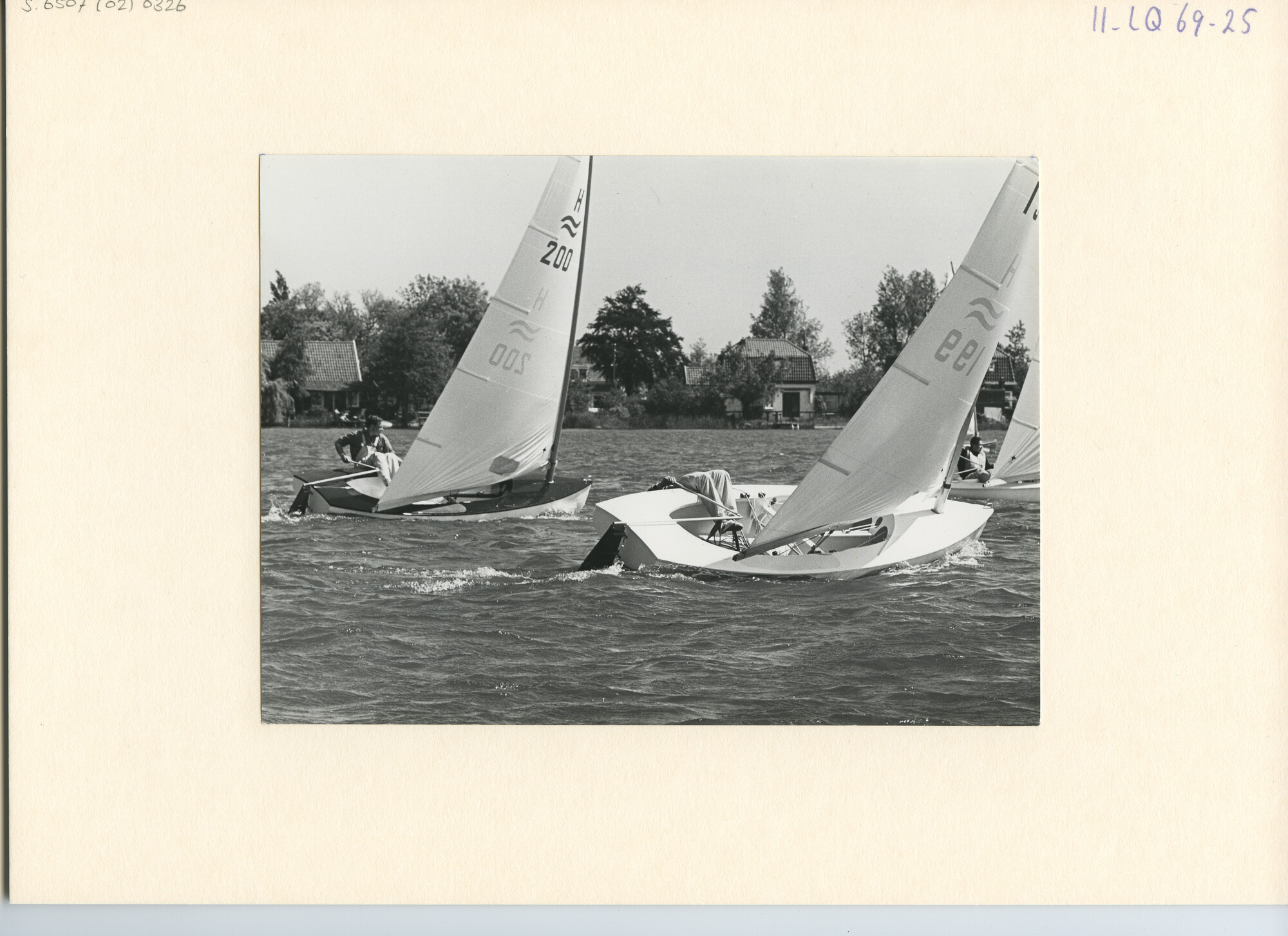S.6507(02)0326.04; Zwart-wit foto van de Finnjollenklasse tijdens de Goudse Zeilweek 1963; foto