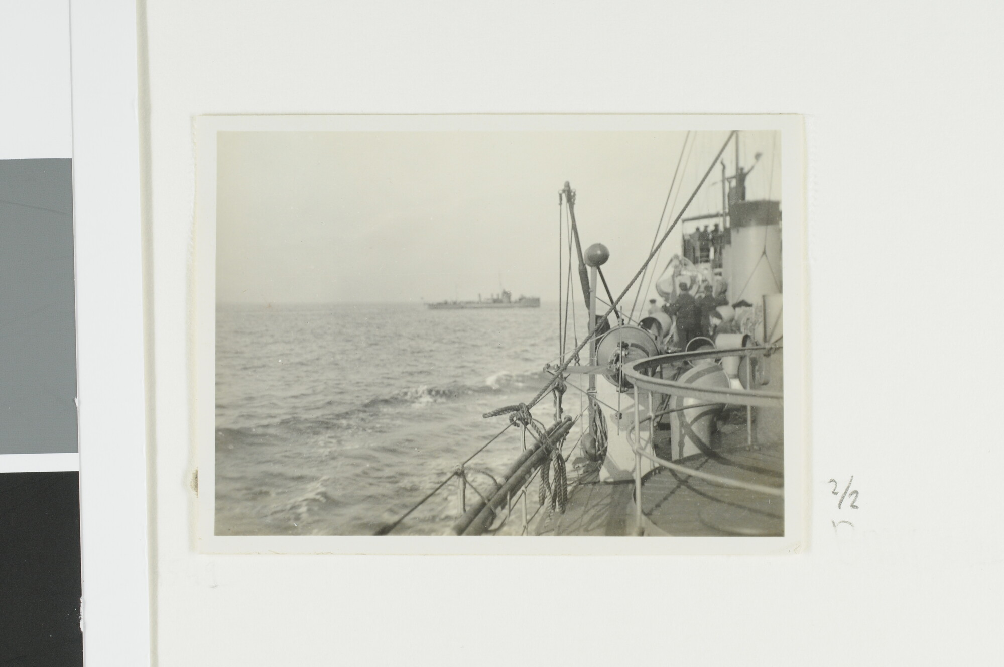 A.2867(03)019; Het dek van de torpedoboot Hr.Ms. 'Z 7' op zee: het achterdek richting brug; foto