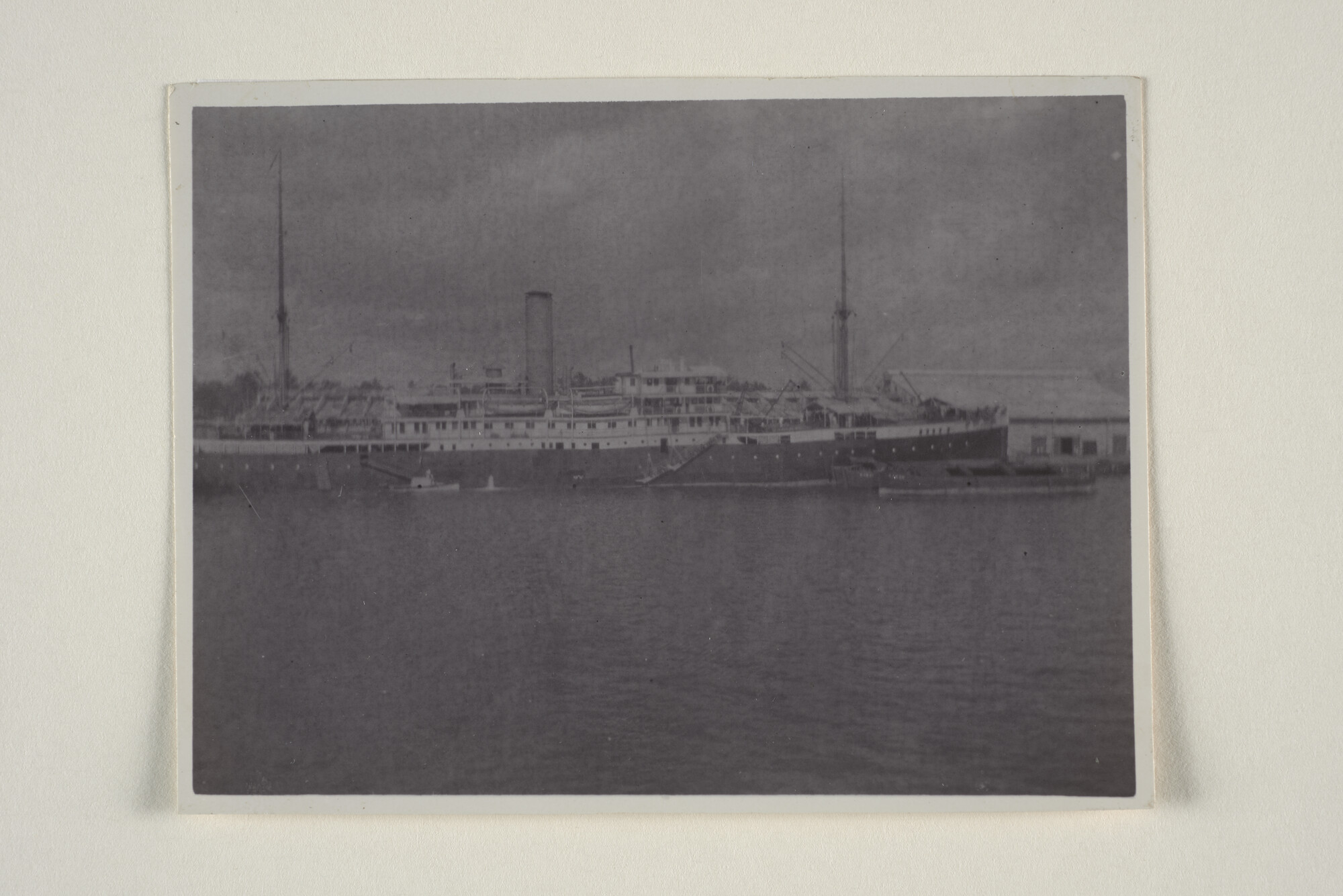 1994.1876; Het ss. Van Riebeeck van de KPM ligt [...]; foto