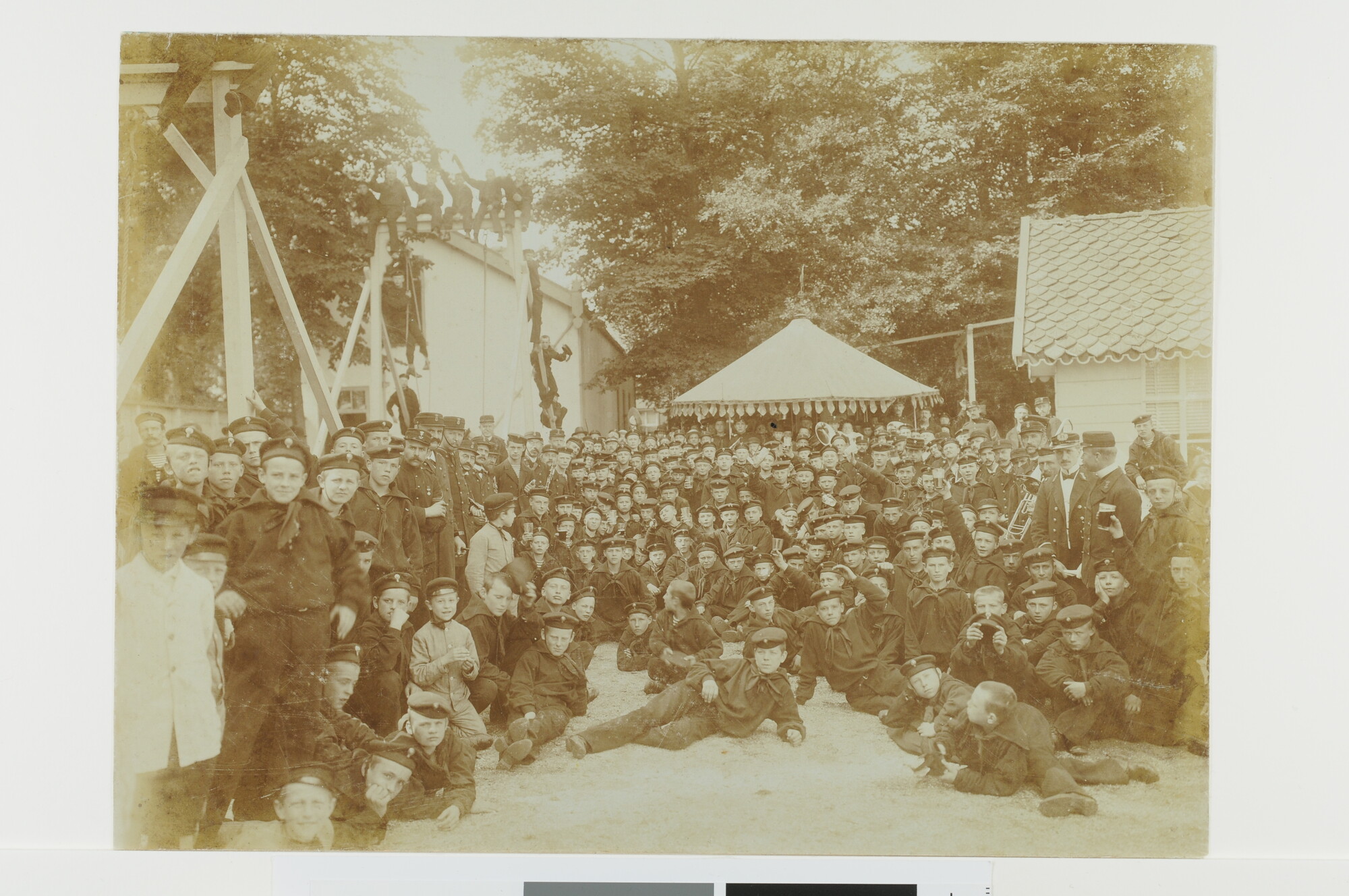 S.3802(03); Groepsfoto van leerlingen van de Kweekschool voor de Zeevaart 'Prins Hendrik' te Leiden tijdens een uitstapje naar uitspanning 'De Vink' bij Leiden; foto