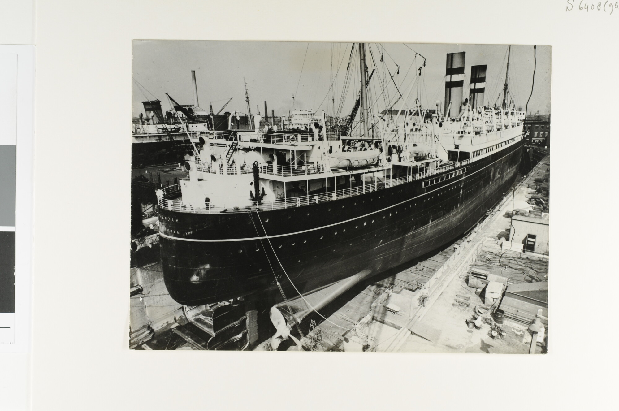 S.6408(0951); Het passagiersschip ss. Veendam van de Holland-Amerika Lijn in een droogdok in New York; foto