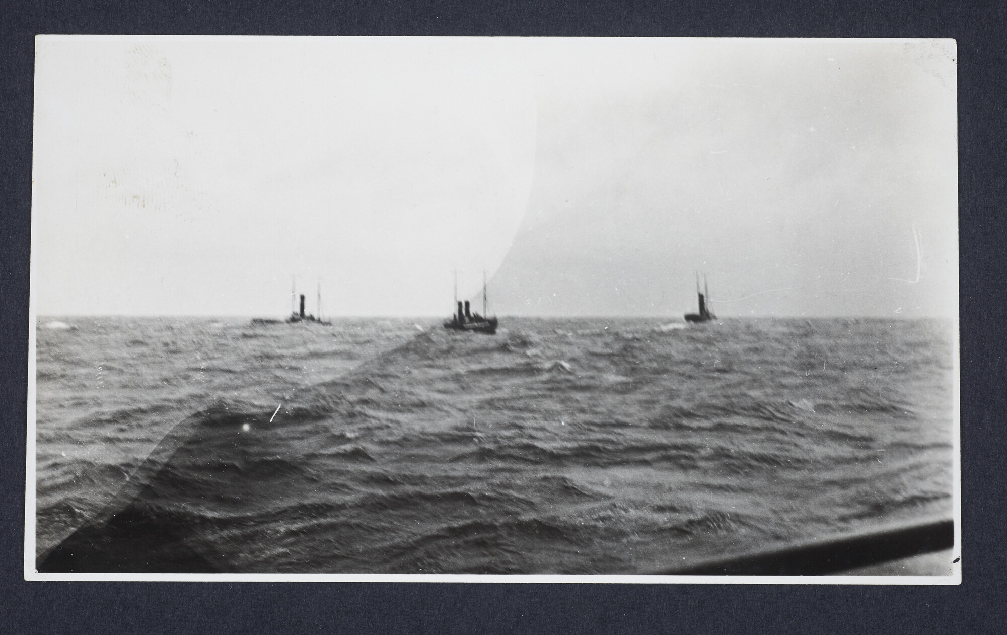 2016.2692; Zwart-wit foto van de sleepboten Roode Zee, Poolzee en Humber, genomen vanaf het in nood verkerende ss. Burgerdyk; foto