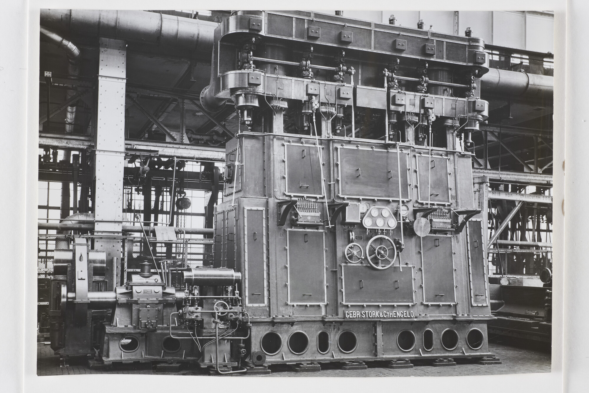 B.0227(1410); Foto van de 4 cilinder Lenz stoommachine voor de Van der Lijn opgesteld in de fabriek van Werkspoor NV; foto