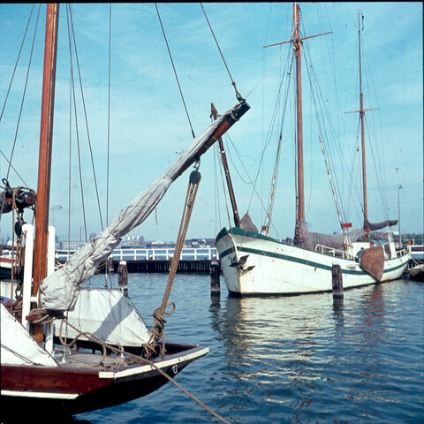 S.9100(0219); Gemeentelijke Jachthaven in het IJ te Amsterdam; diapositief