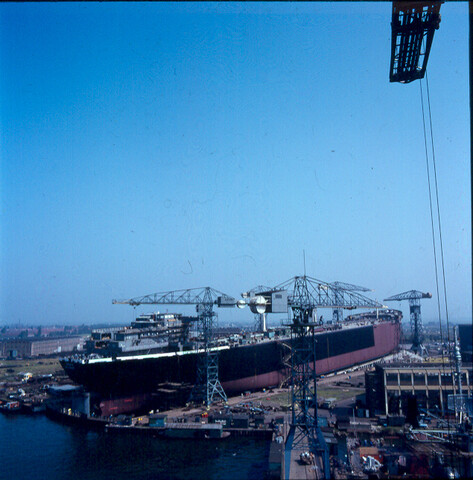 S.9100(2767); De Shell-tanker 'Neverita' tijdens de afbouw bij de NDSM in Amsterdam; diapositief