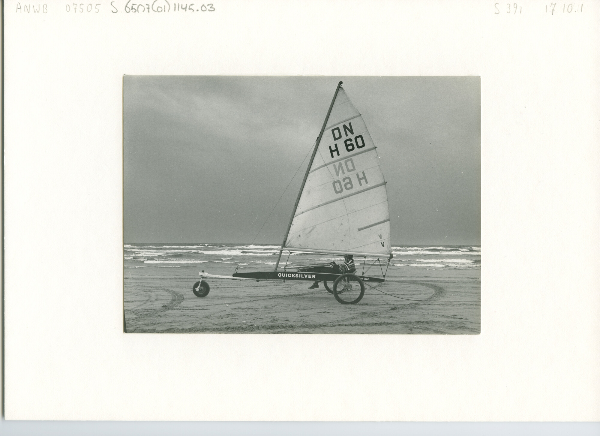 S.6507(01)1145.03; Foto van zeilwagens op het strand; foto