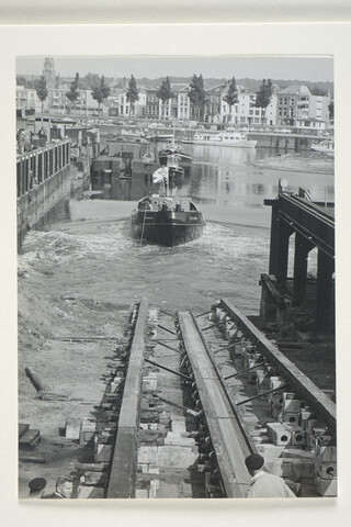 S.5219(12)0420; Foto's van de tewaterlating van de havensleepboot 'Pieter Goedkoop' (6), gebouwd op de langshelling van de ASM; fotoreportage