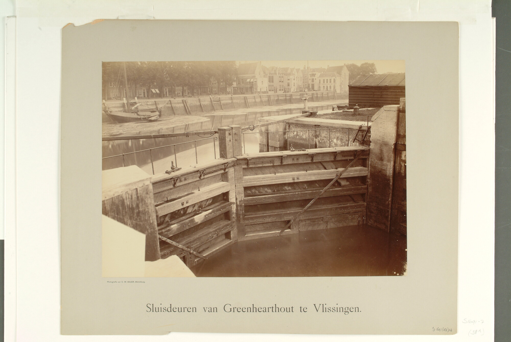 S.1691(07)02; De sluisdeuren van Greenhaerthout te Vlissingen; foto