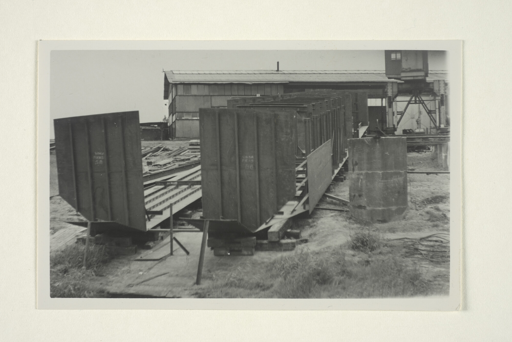 S.5219(12)0054; Op de helling van de Arnhemsche Stoomsleephelling Maatschappij (ASM) in aanbouw zijnde emmerbaggermolen 'Mereveo' voor K.L. Kalis & Zn; foto