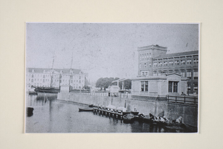 1994.6423; Foto van 's Lands Zeemagazijn en het Zeemanshuis gezien vanaf de Schippersgracht te Amsterdam; foto