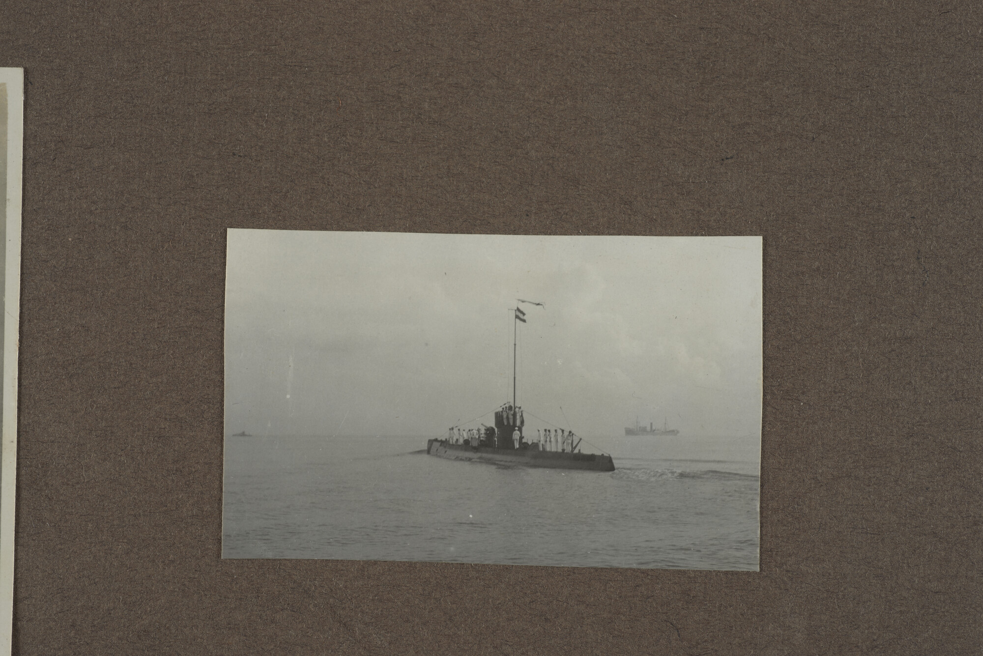 1994.2053; Negen losse bladen uit een album met fotos van de onderzeeboot Hr.Ms. K [...]; fotoreportage