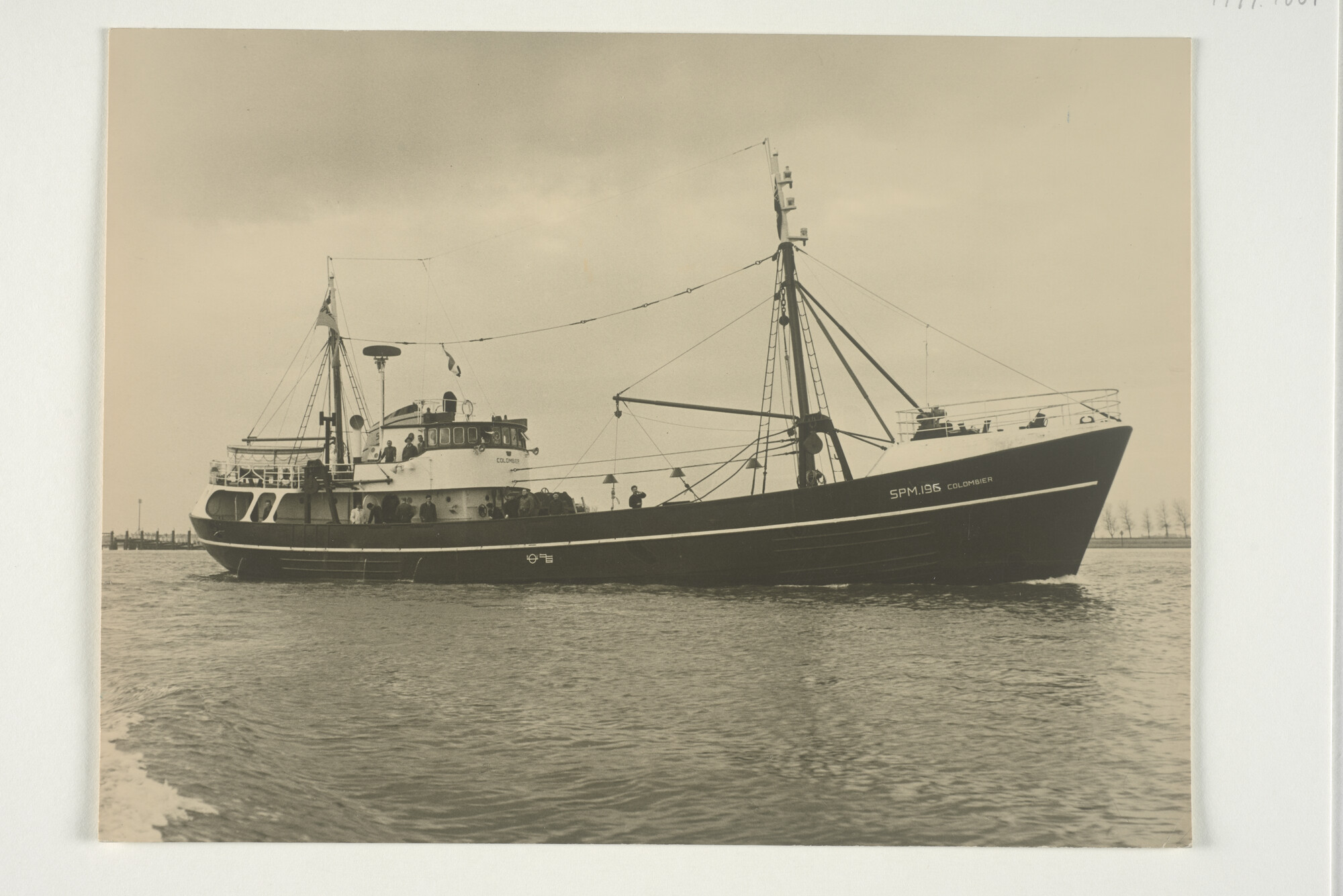 1999.1601; De Franse motortrawler 'Colombier' (SPM 196, eerst genoemd 'Curaçao') uit St; foto