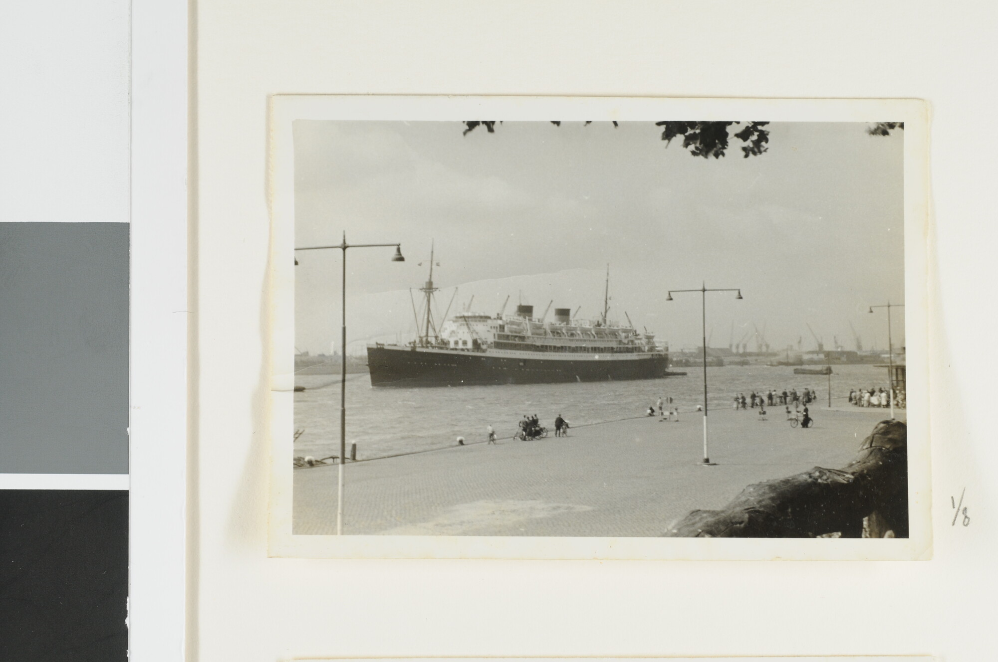 S.5548(105); Foto's afkomstig uit een klein persoonlijk album van J.D. van Schooten; foto