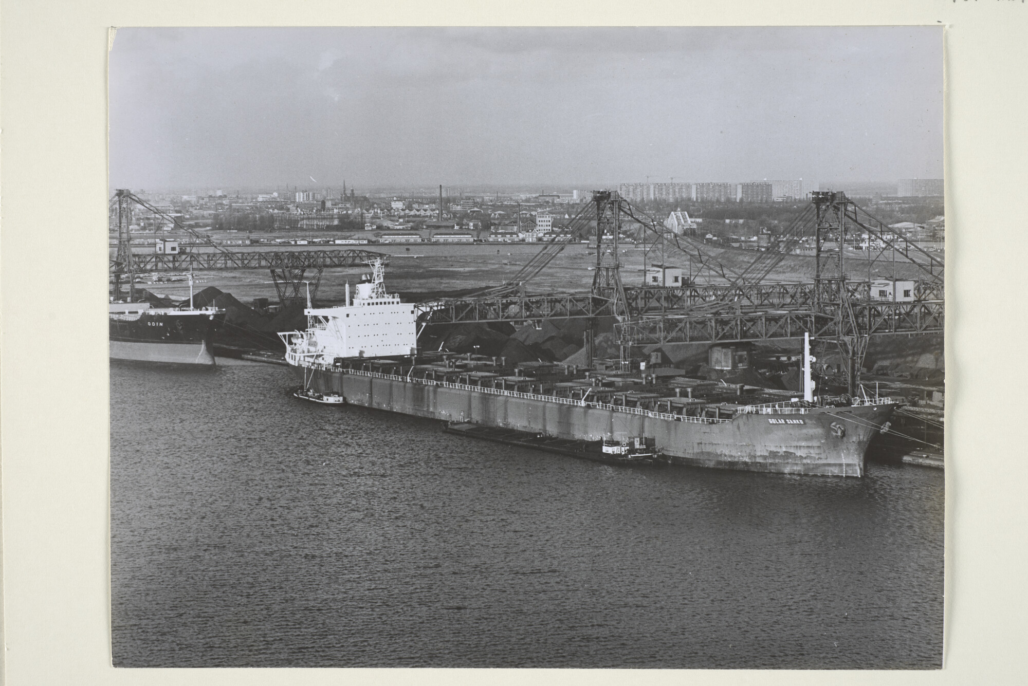 1998.2224; Luchtfoto's van het Westelijk Havengebied van Amsterdam, met o.m. de Sonthaven en het OBA aan de Westhaven, januari 1970; fotoreportage